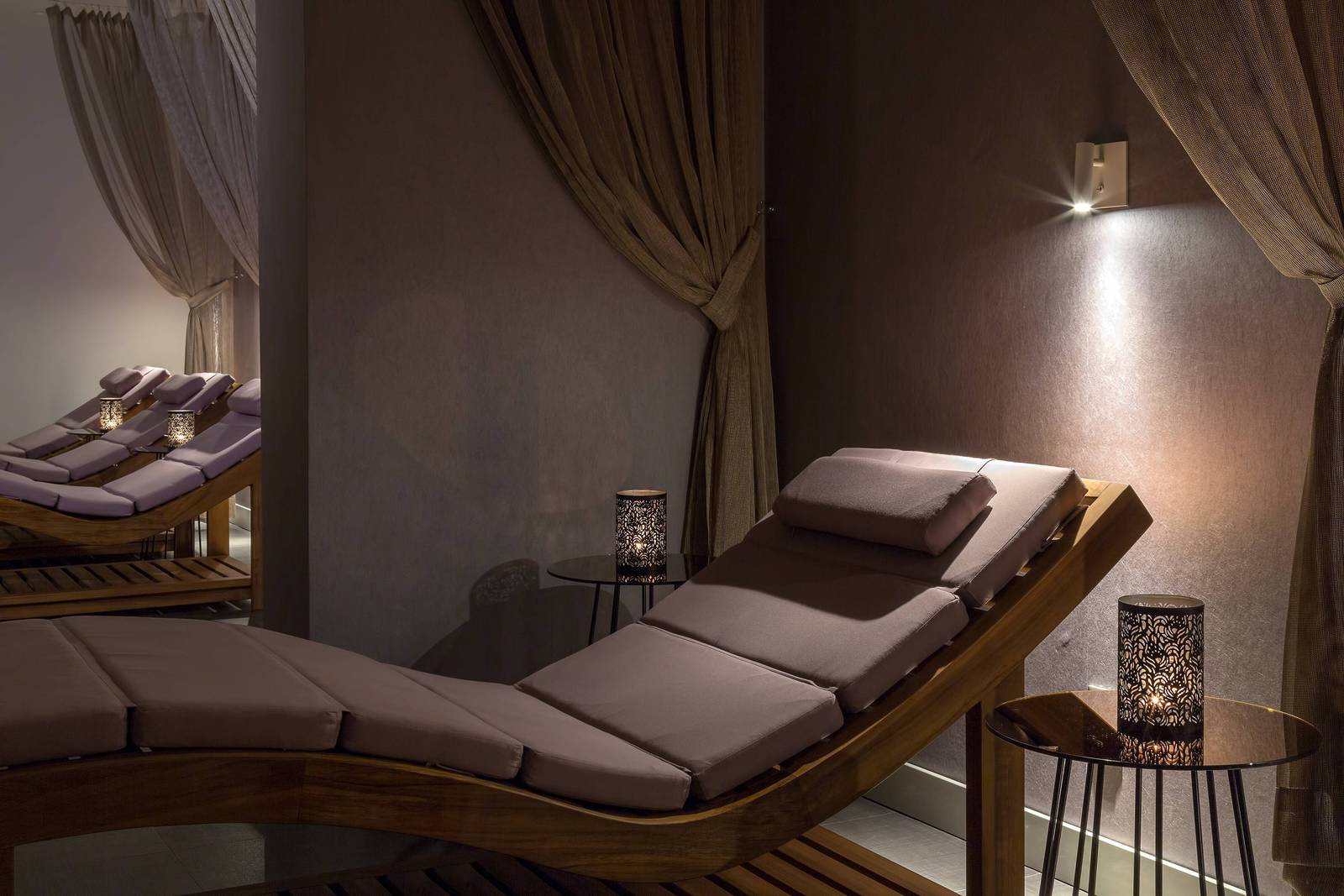 Le Méridien Lav RE:CUPERA Spa 的休息躺椅
