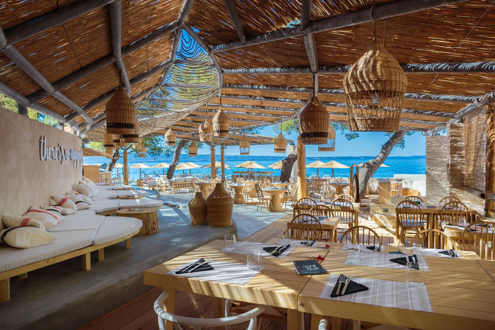 Le Méridien Lav Gooshter Beach Club 茅草棚下的沙發座