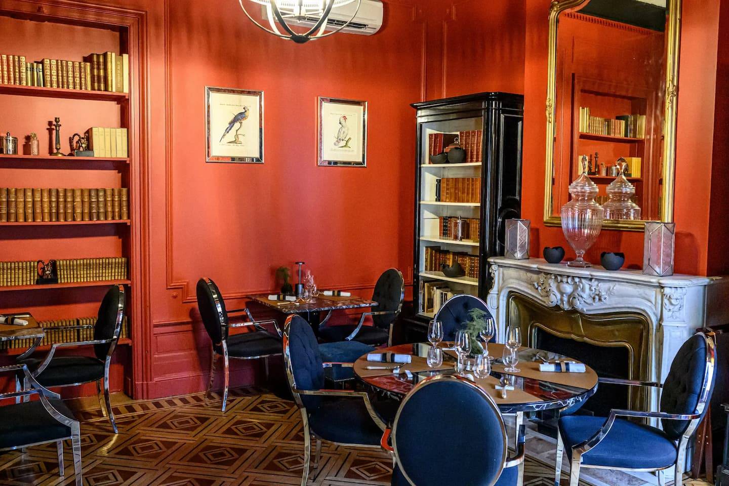 波爾多 Le Palais Gallien 紅色牆面與書櫃的 Salon Rouge 用餐室