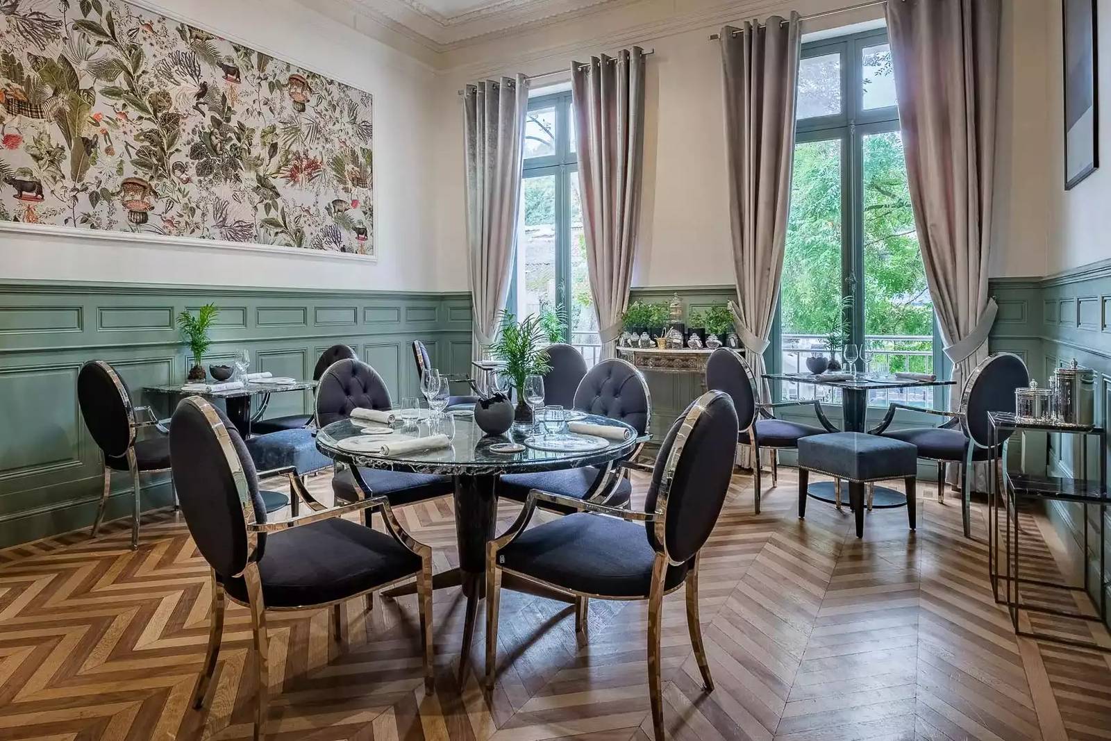 波爾多 Le Palais Gallien 綠色護牆與花卉壁畫的 Salon Vert