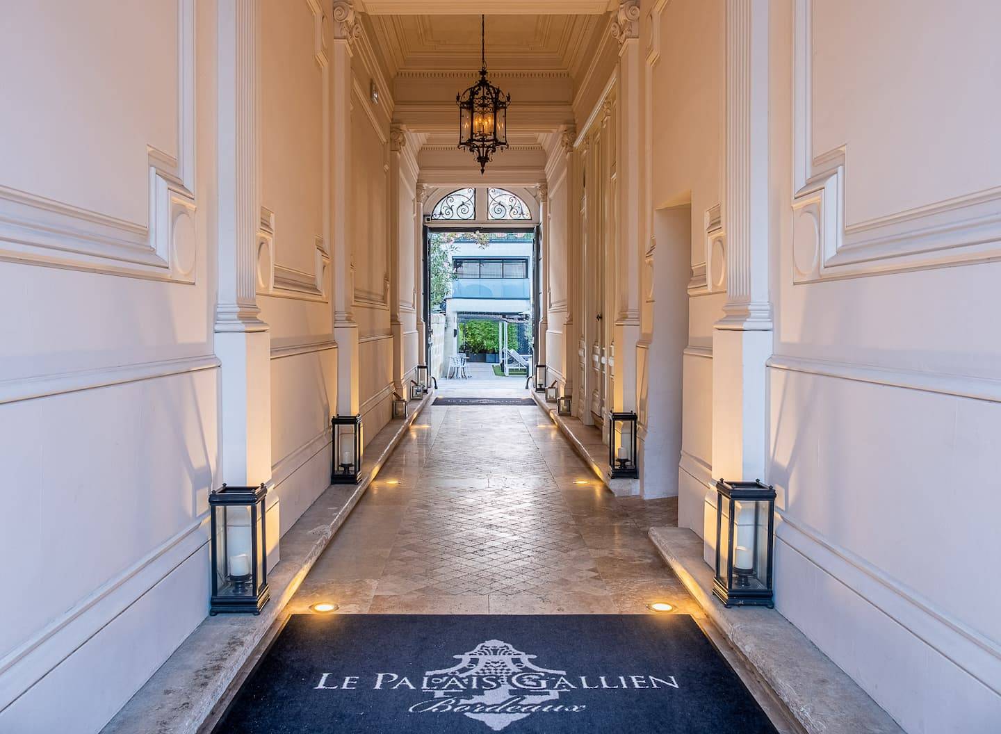 波爾多 Le Palais Gallien 入口長廊與飯店地毯
