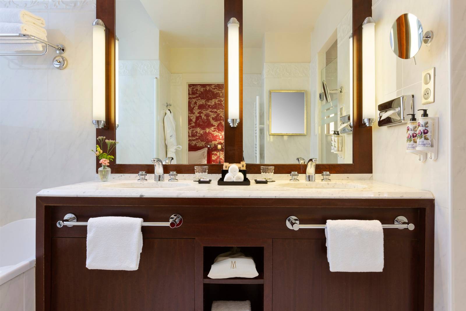 Le Royal Hotel Lyon 客房大理石浴室
