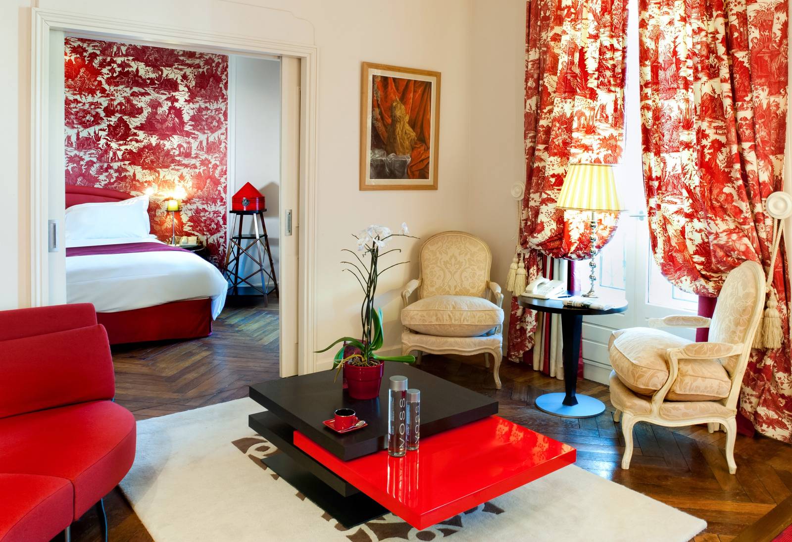Le Royal Hotel Lyon 客房窗邊起居角落