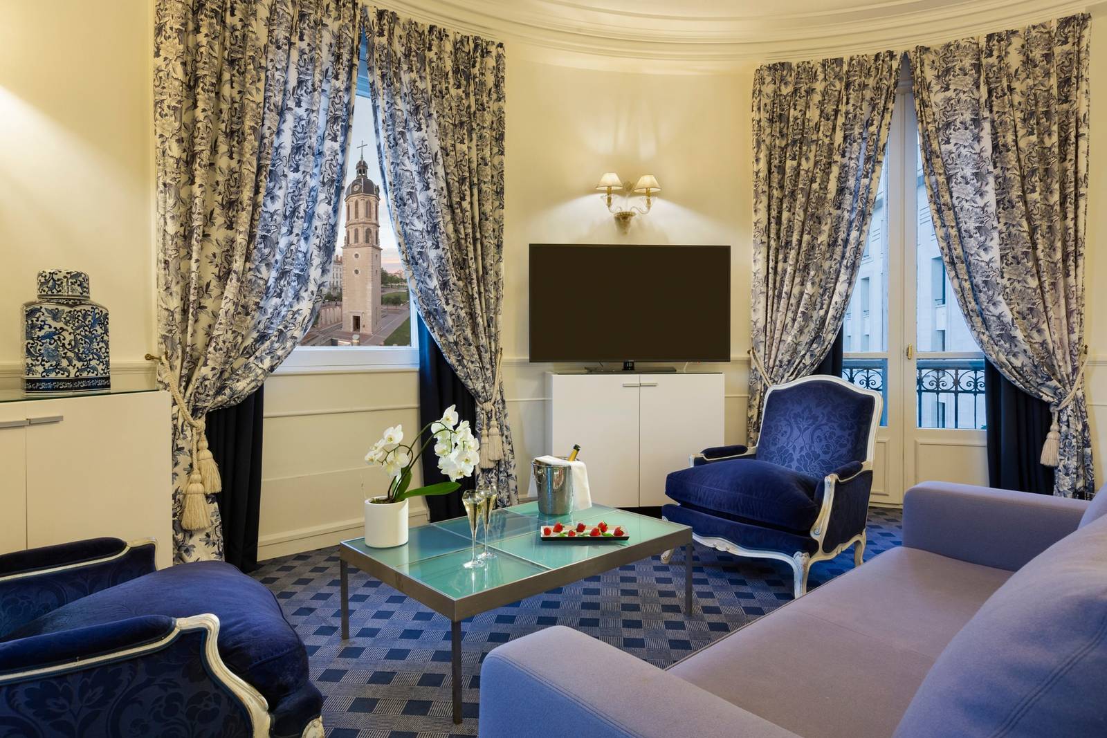 Le Royal Hotel Lyon 藍色調 Junior Suite 起居區