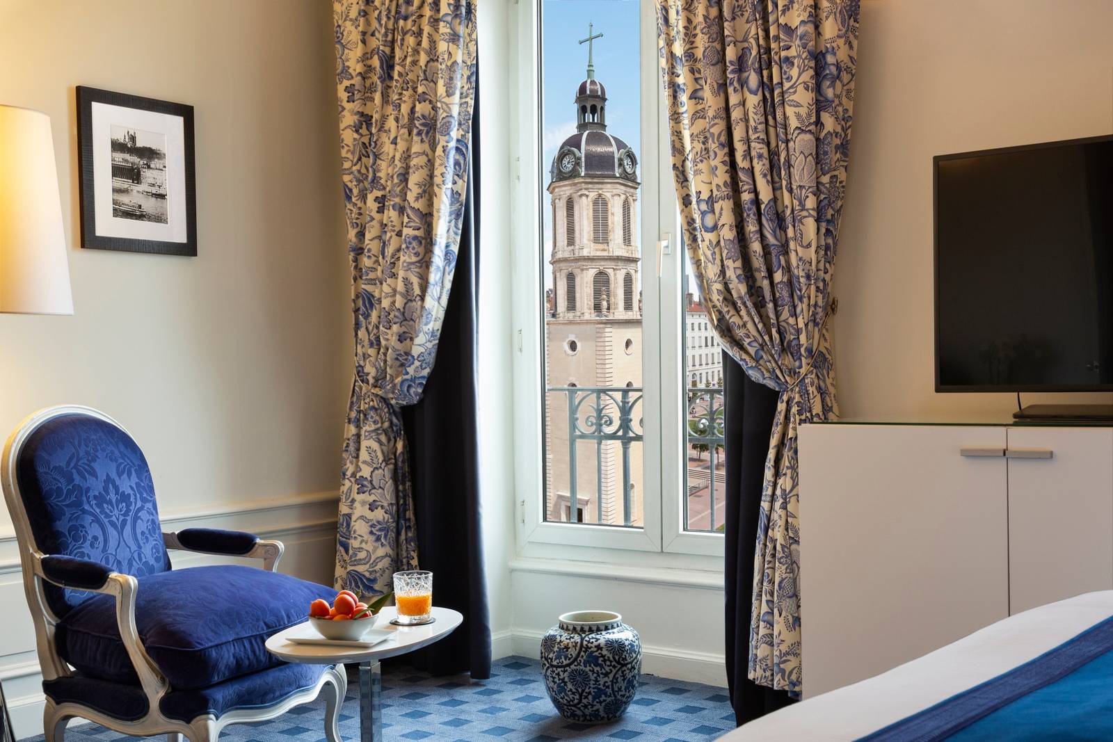 Le Royal Hotel Lyon Classic 客房與窗外街景