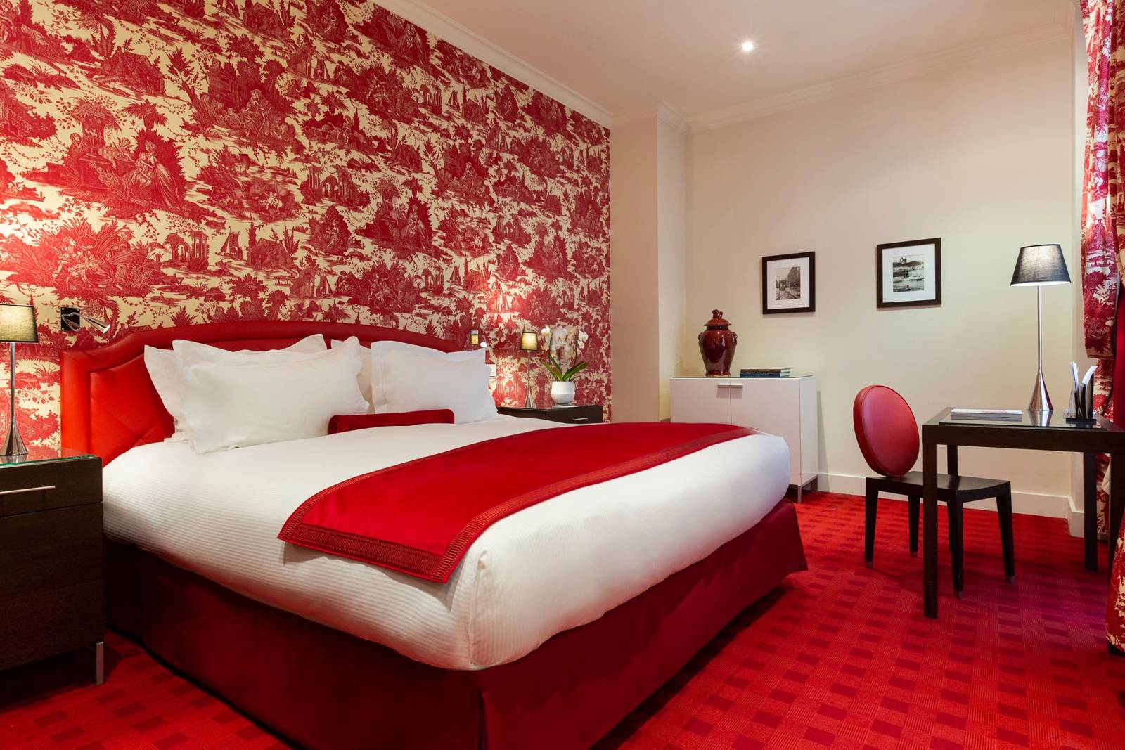 Le Royal Hotel Lyon 紅色 Toile de Jouy 壁紙客房