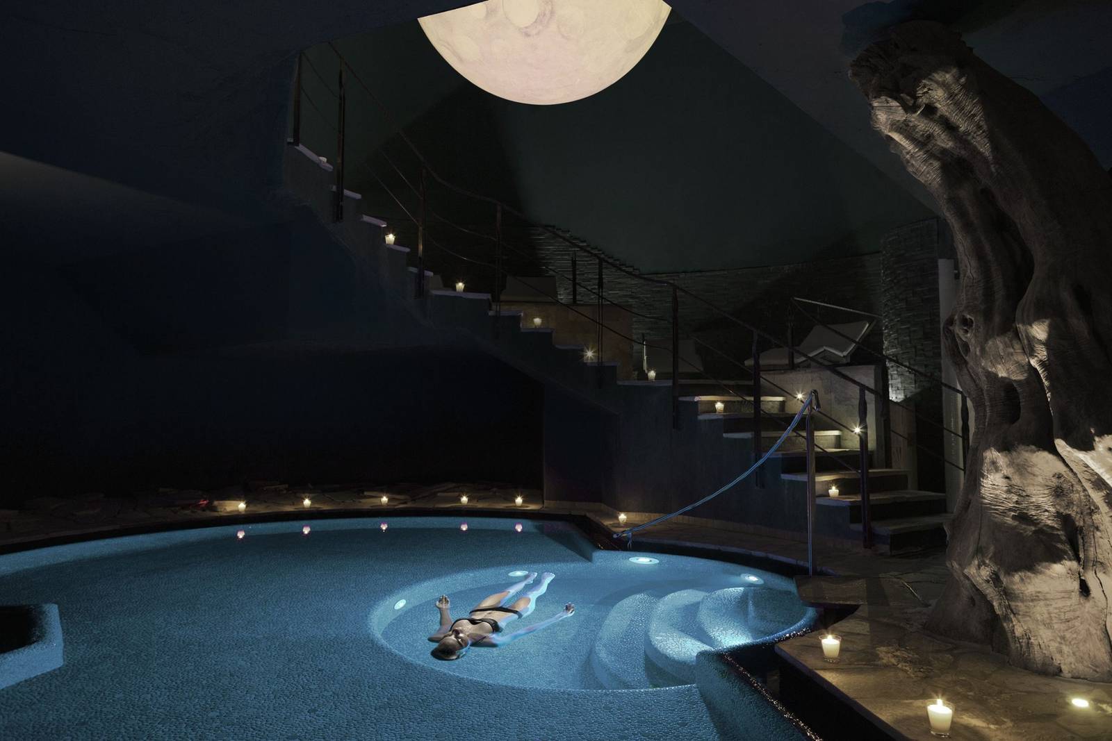 Lefay SPA 岩壁環繞的室內水療池