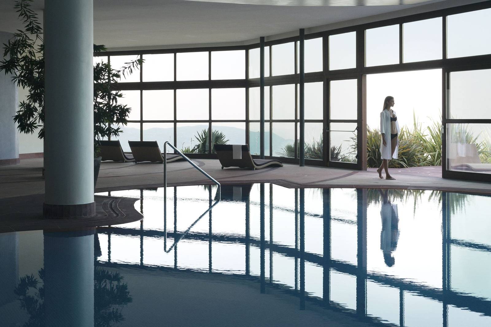 Lefay SPA 整面玻璃窗旁的室內泳池