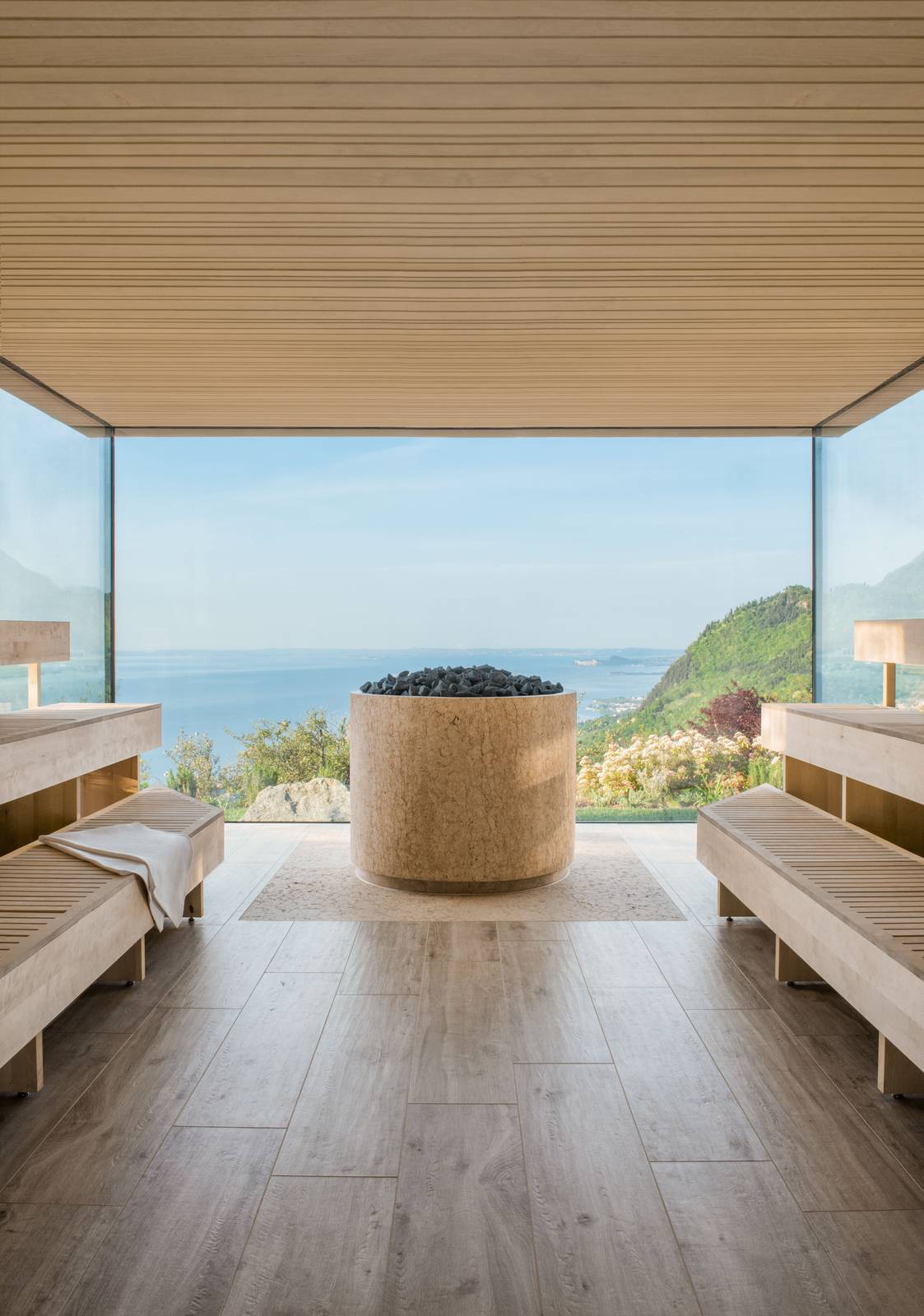 Lefay SPA 面湖大窗的木造三溫暖