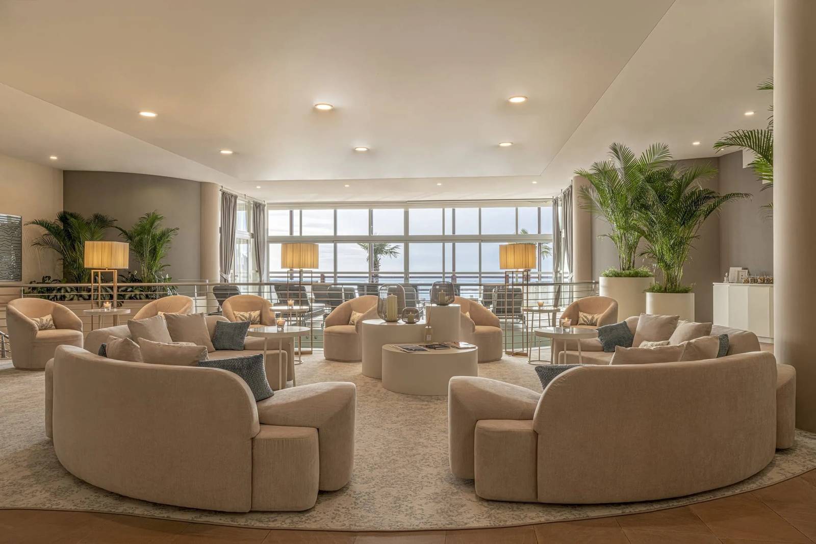 Lefay Resort & SPA 落地窗外是湖景的沙發交誼區