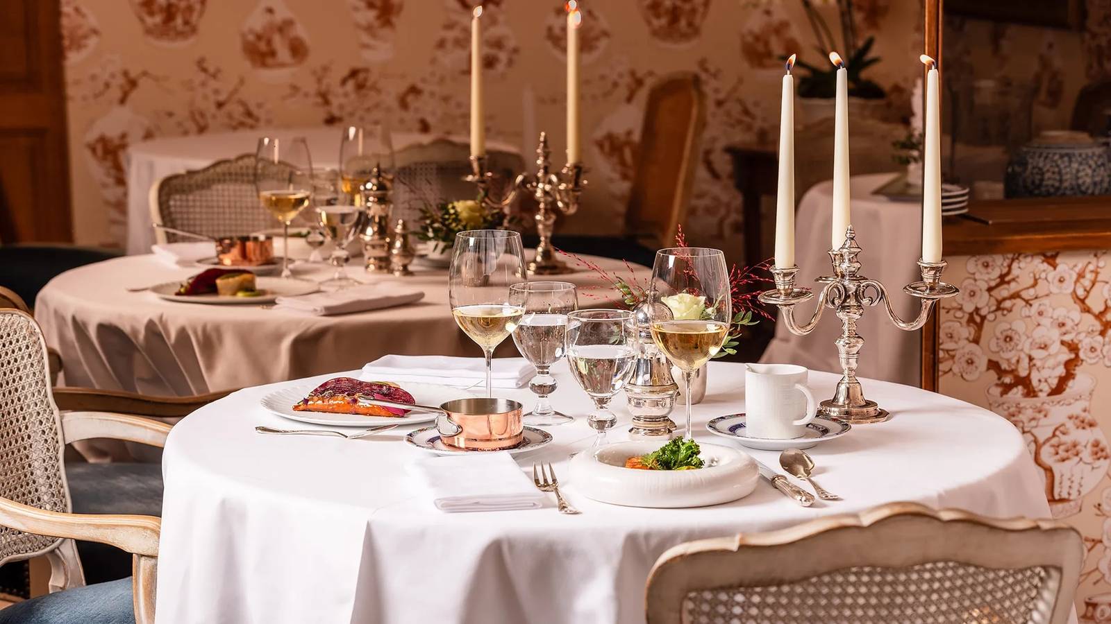 Les Hauts de Loire 美食餐廳燭台與白色桌布的用餐區