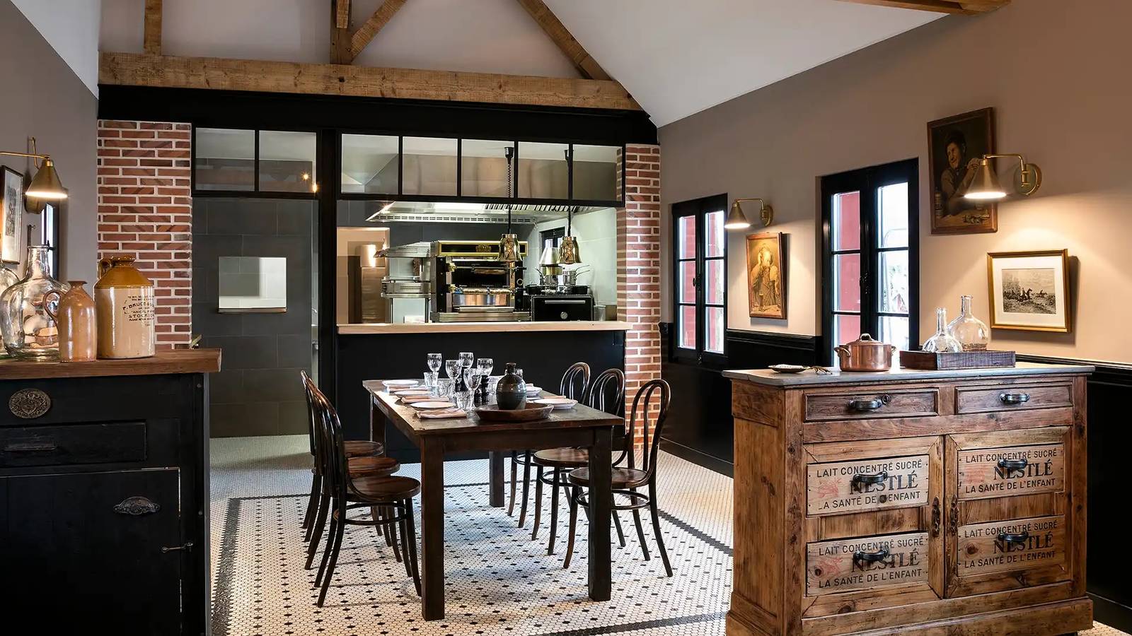 Les Hauts de Loire Le Bistrot 磚牆與木桌的用餐室