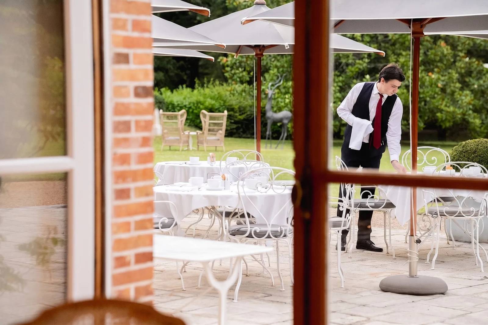 Les Hauts de Loire 花園旁的戶外露台餐桌與服務人員