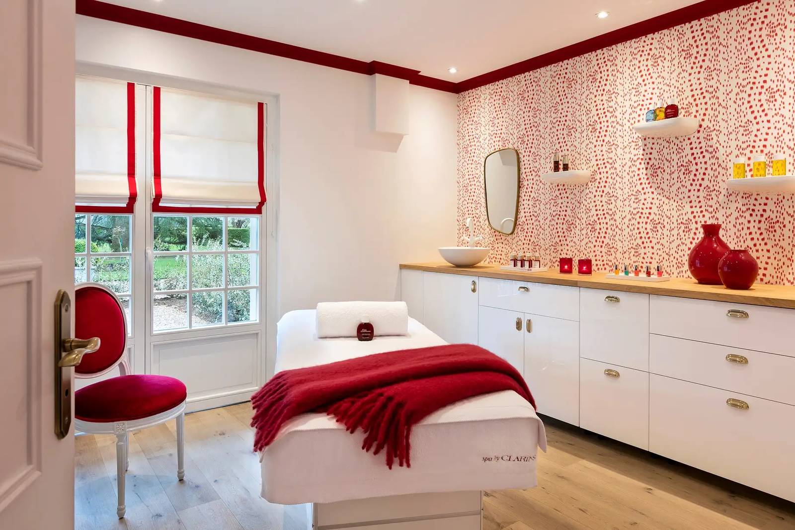 Les Hauts de Loire Spa by Clarins 紅白配色的療程室
