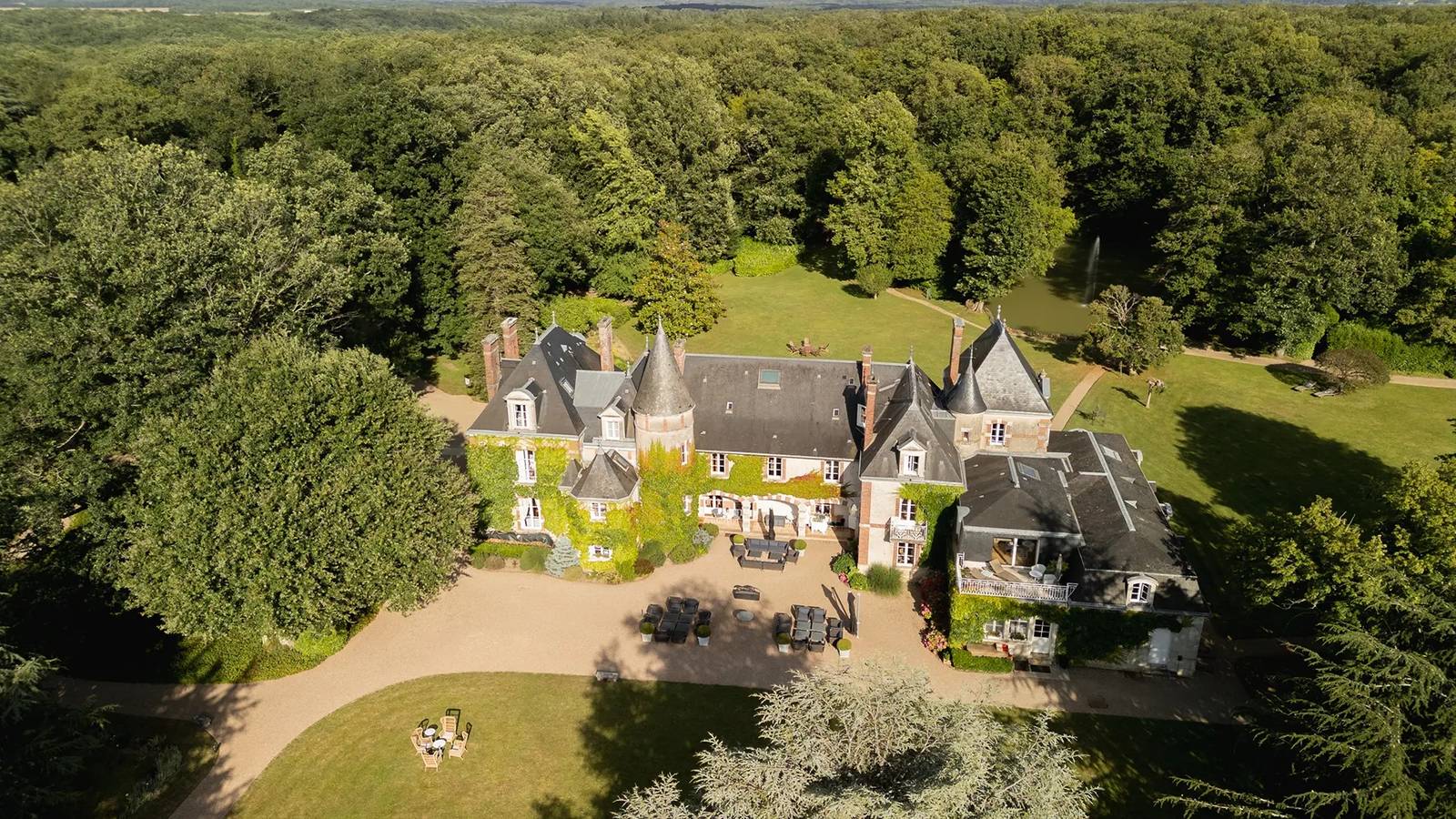 Les Hauts de Loire 空拍被森林環繞的莊園建築與草坪
