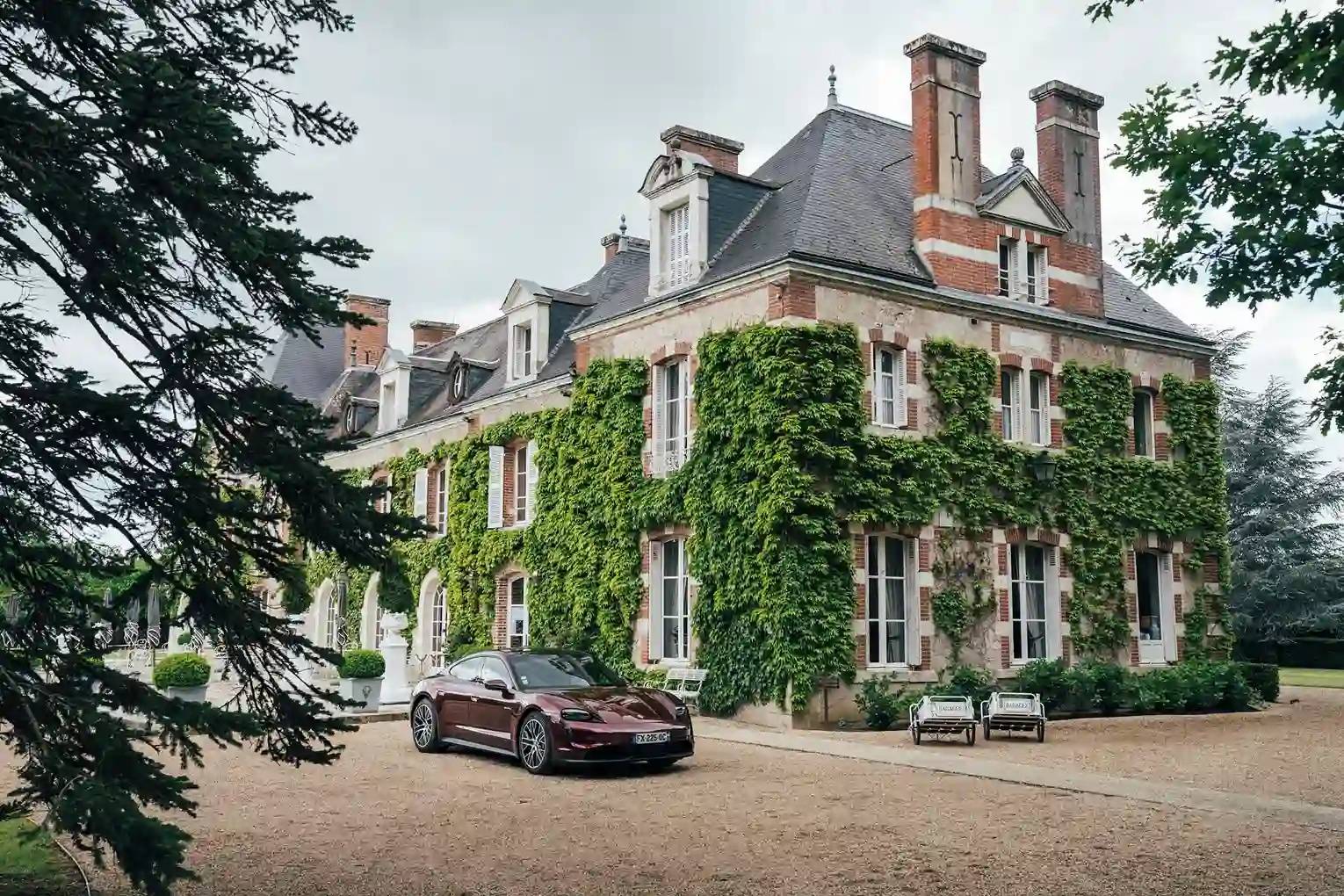 Les Hauts de Loire 爬滿長春藤的紅磚城堡主館與前庭