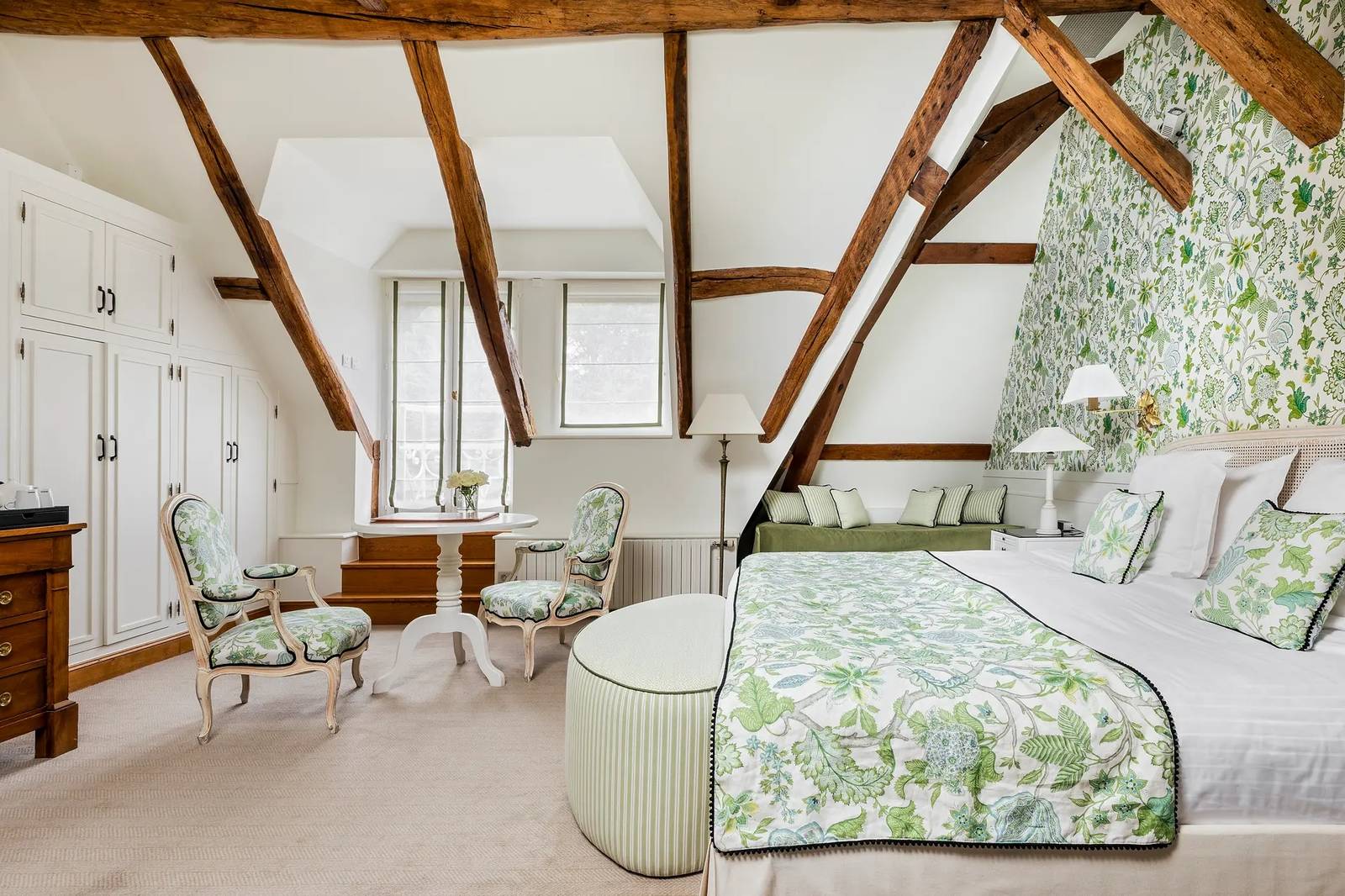 Les Hauts de Loire La Demeure 斜屋頂木樑下的客房