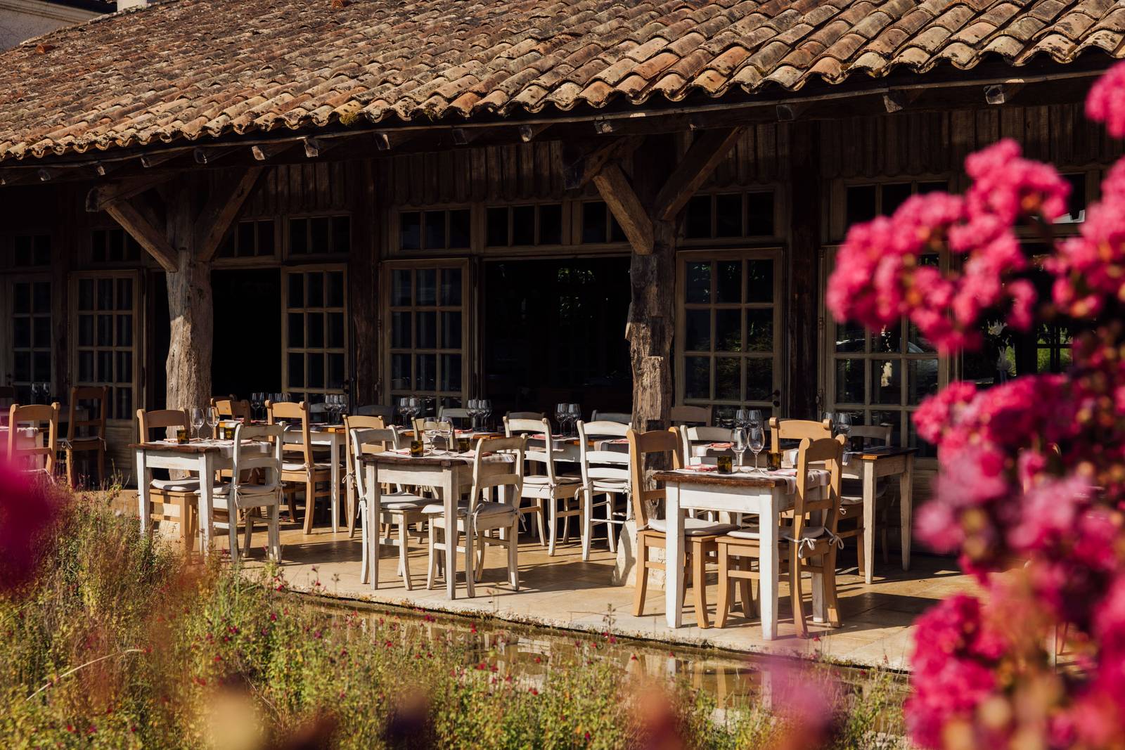 波爾多 Les Sources de Caudalie La Table du Lavoir 木造屋簷下的露台座位