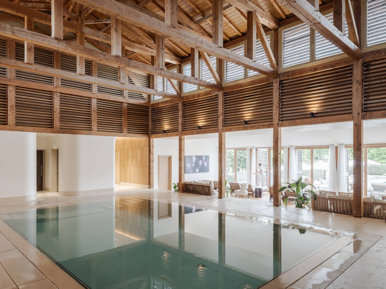 波爾多 Les Sources de Caudalie Spa 木構建築內的溫泉池