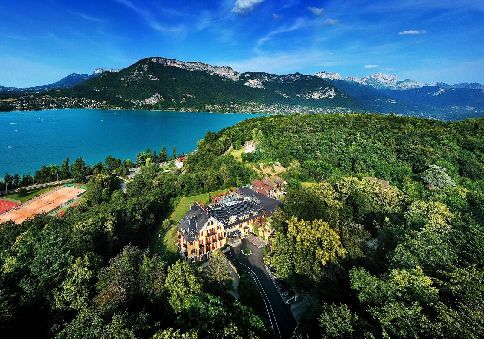 安錫 Les Trésoms 位在森林山坡上的空拍景觀與安錫湖
