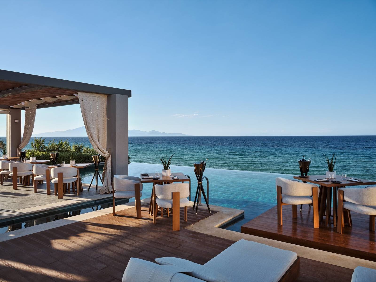 扎金索斯 Lesante Blu Melia Fine Dining 無邊際泳池旁的海景座位