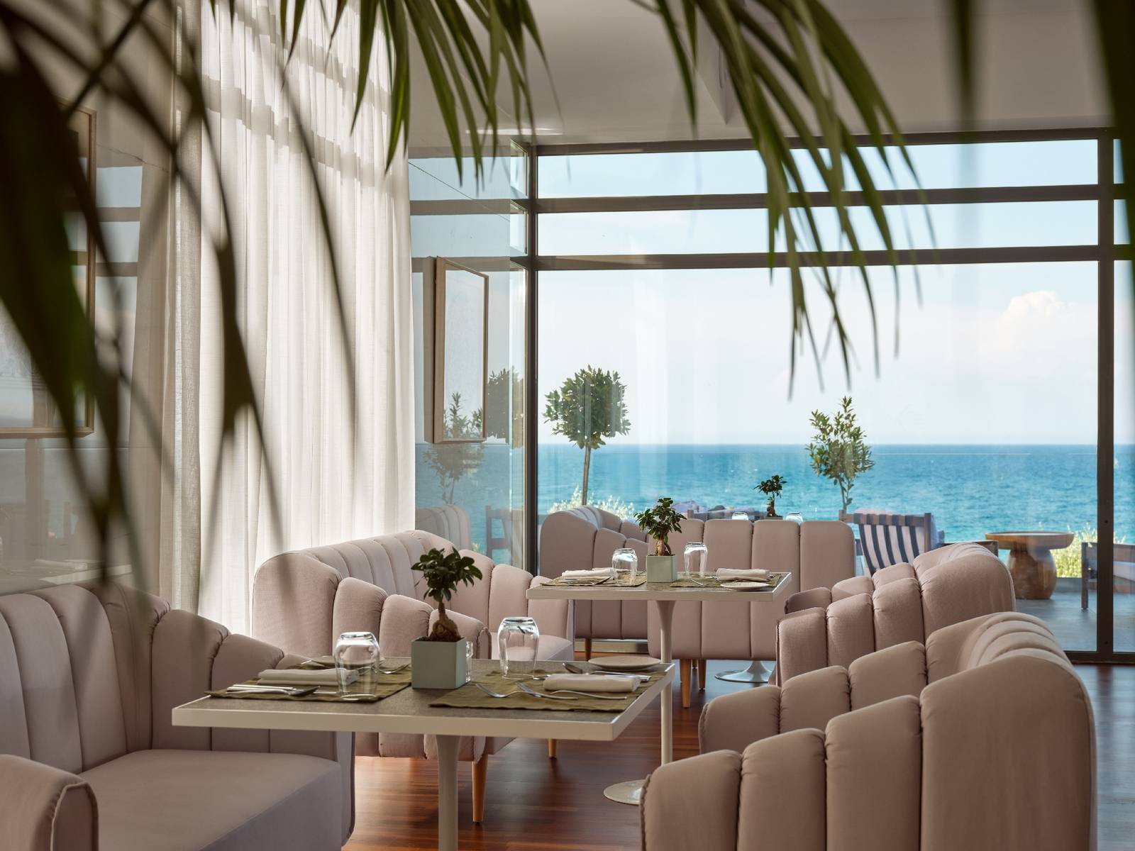 扎金索斯 Lesante Blu Gaia 餐廳面海的用餐區