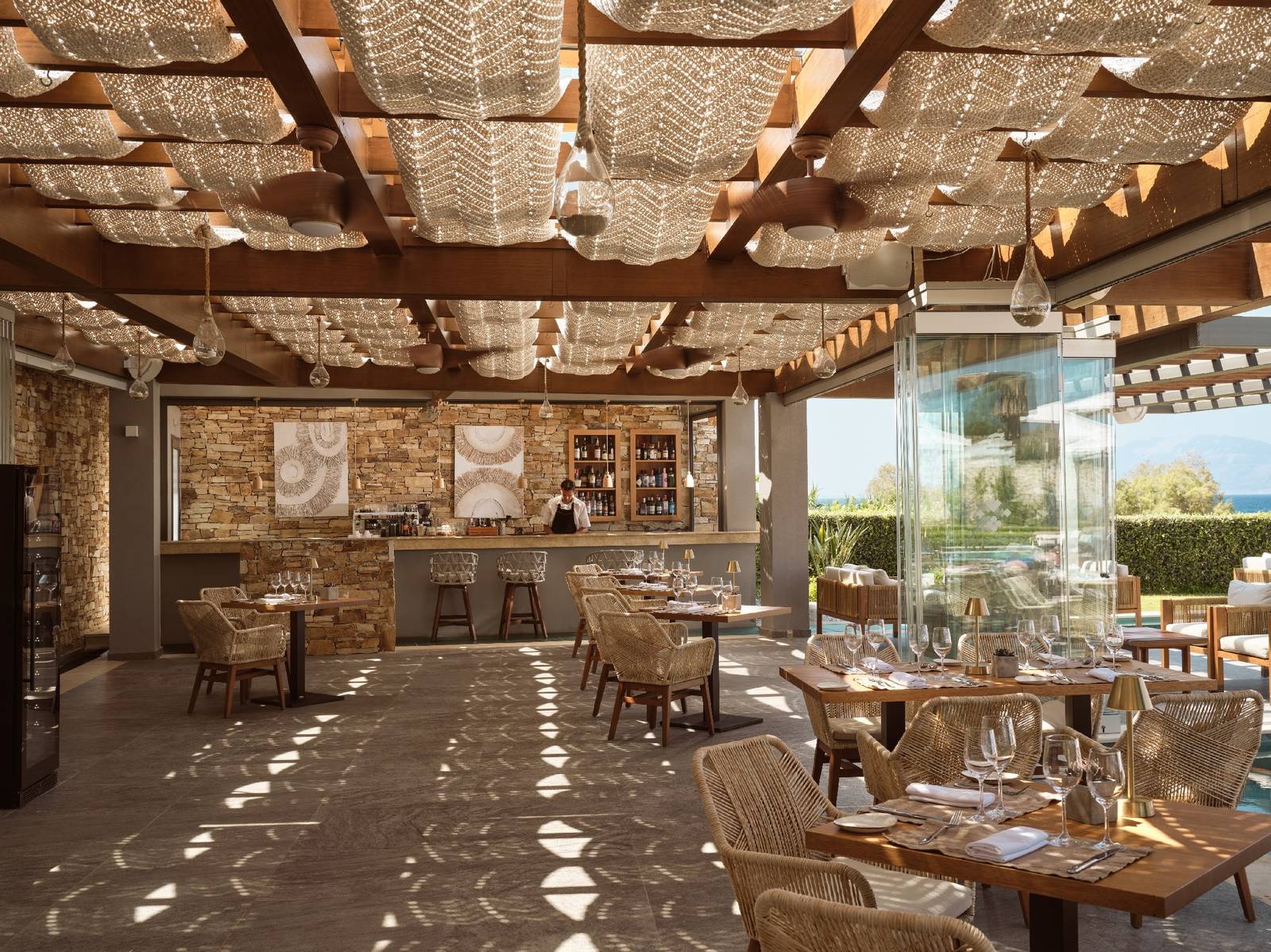 扎金索斯 Lesante Blu Ostria 餐廳的藤編棚架與吧台