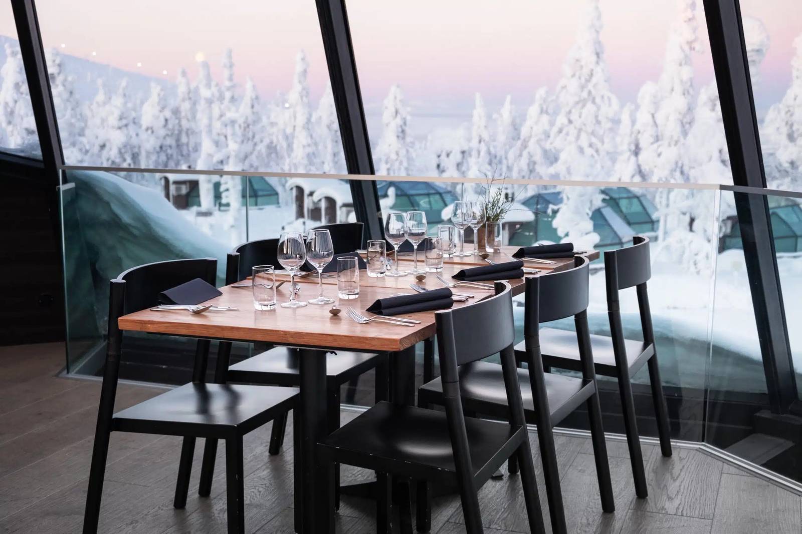 萊維 Levin Iglut Golden Crown Restaurant Utsu 窗邊餐桌與雪景