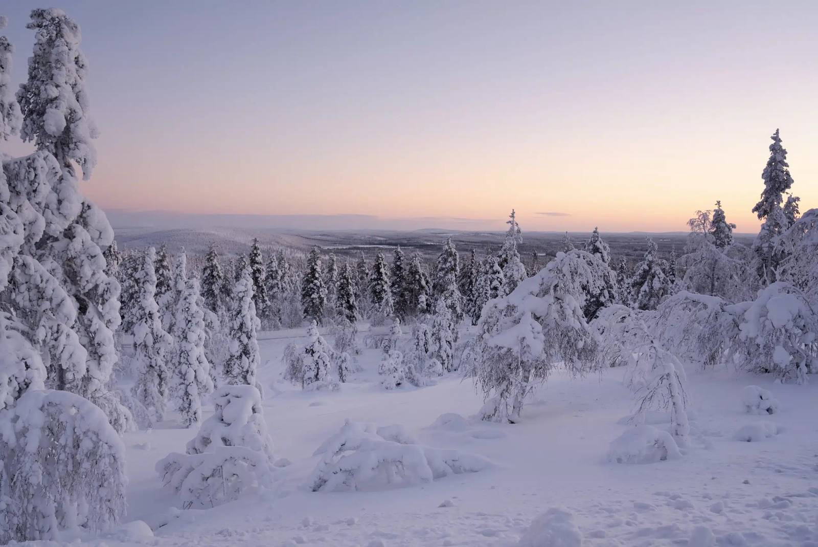 萊維 Levin Iglut Golden Crown 周邊 Utsuvaara 山丘的雪景