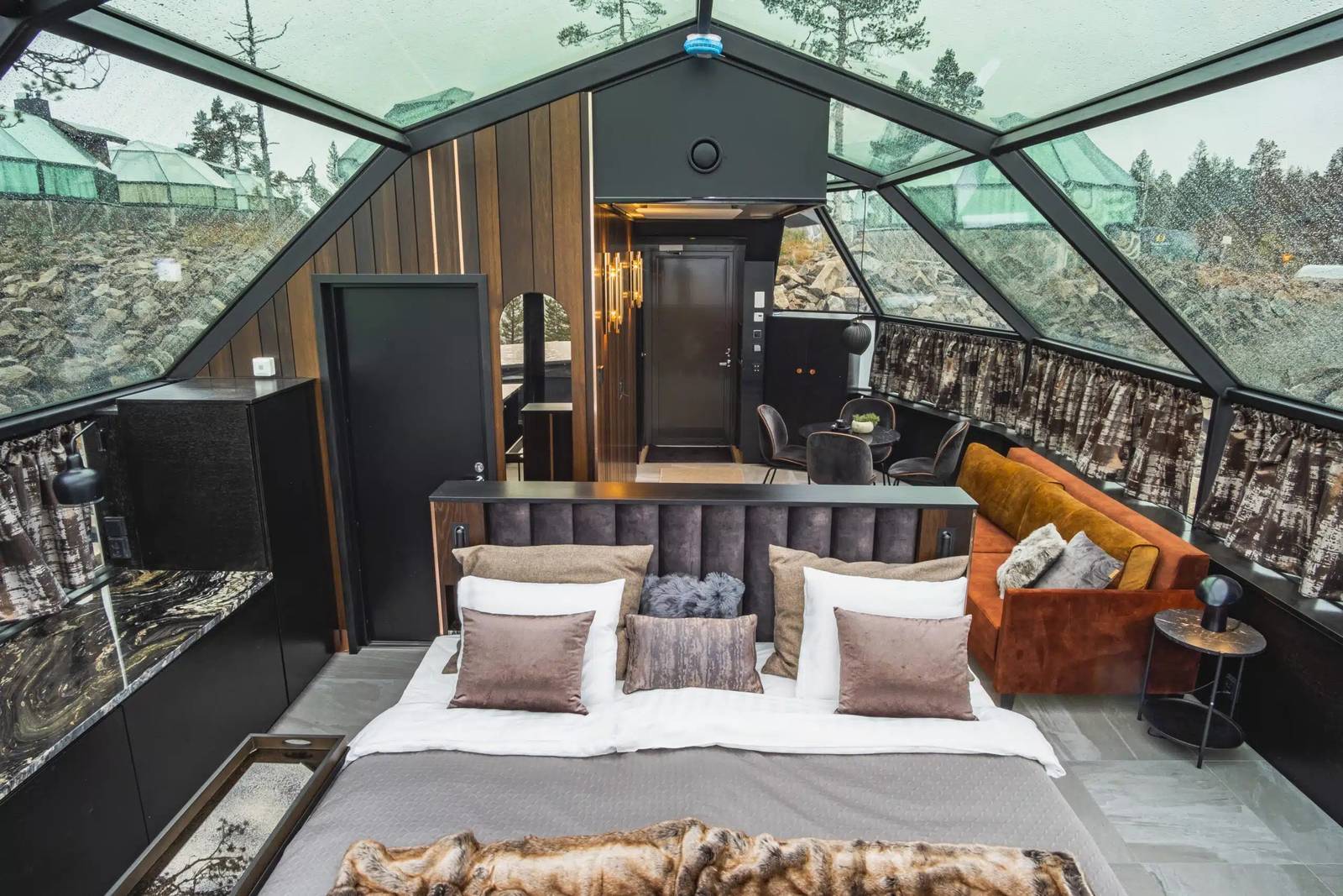 萊維 Levin Iglut Golden Crown Suite Igloo 玻璃屋頂下的大床