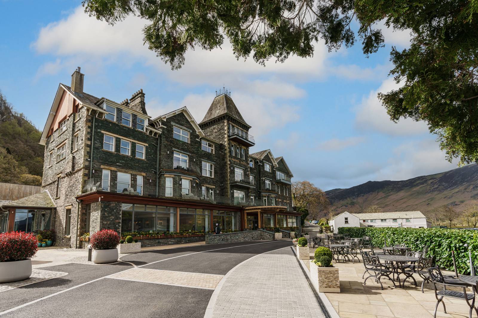 Lodore Falls Hotel 石造主樓外觀與前方車道