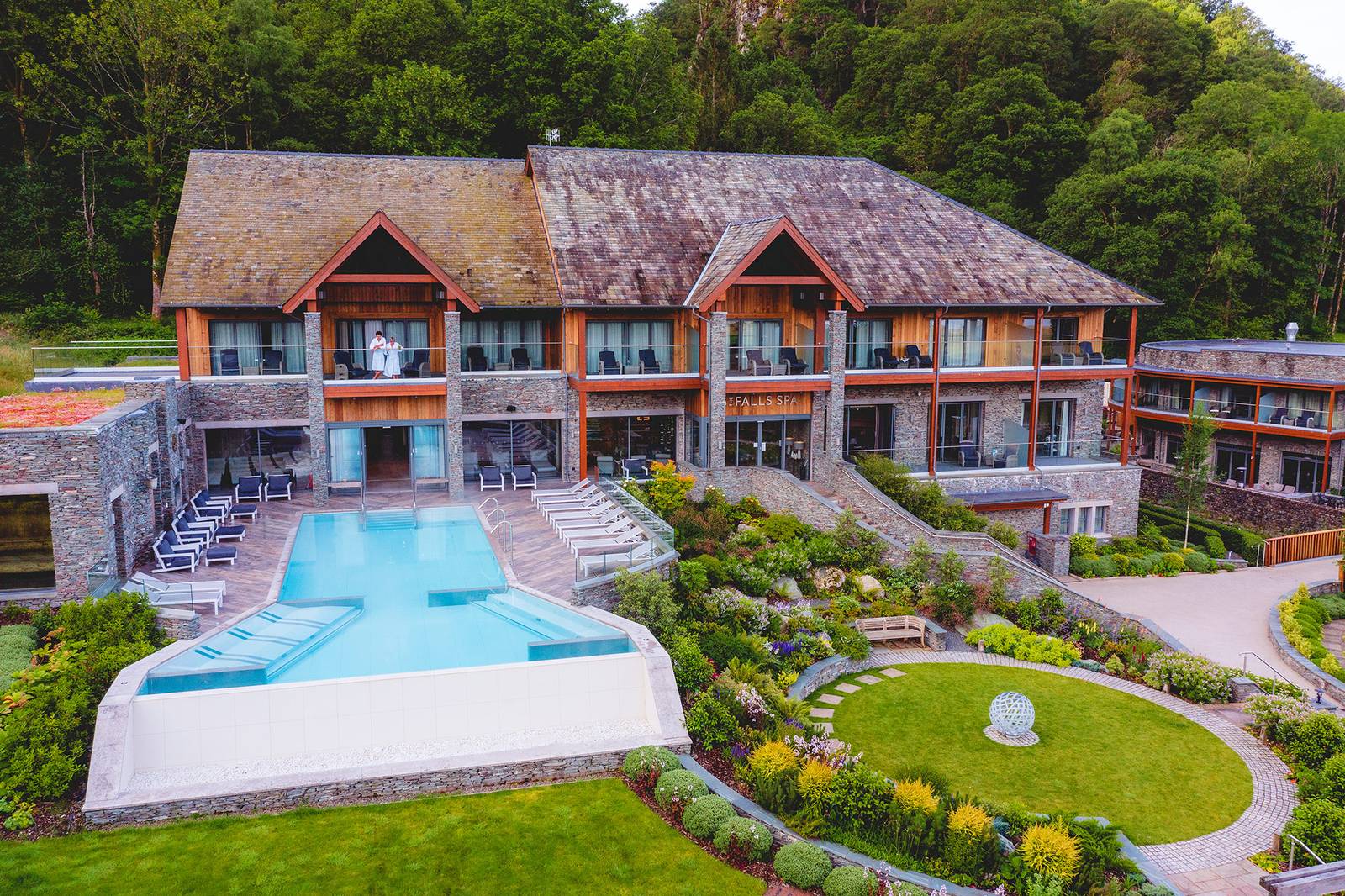 Lodore Falls Spa 樓前的戶外水療池與階梯花園空拍