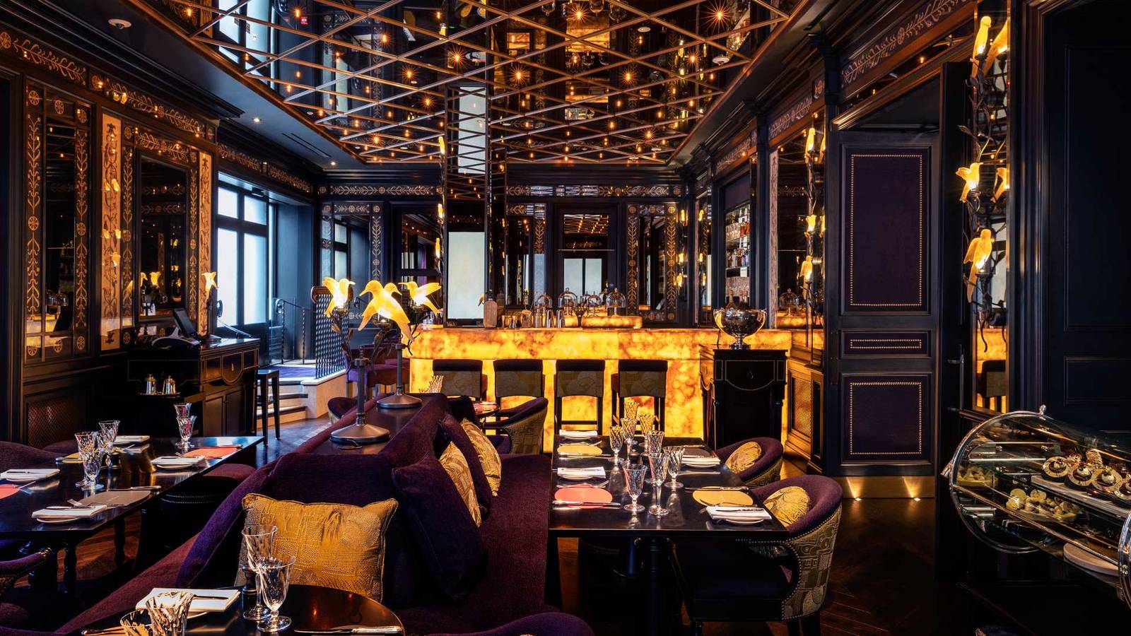 L'oscar Restaurant 鏡面天花板下的用餐區