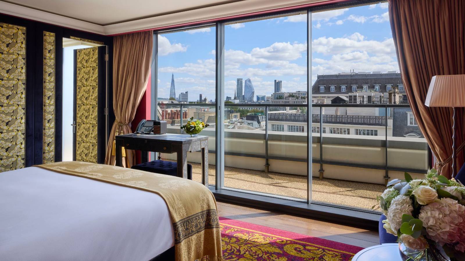 L'oscar London Duplex Balcony Suite 臥室與倫敦市景