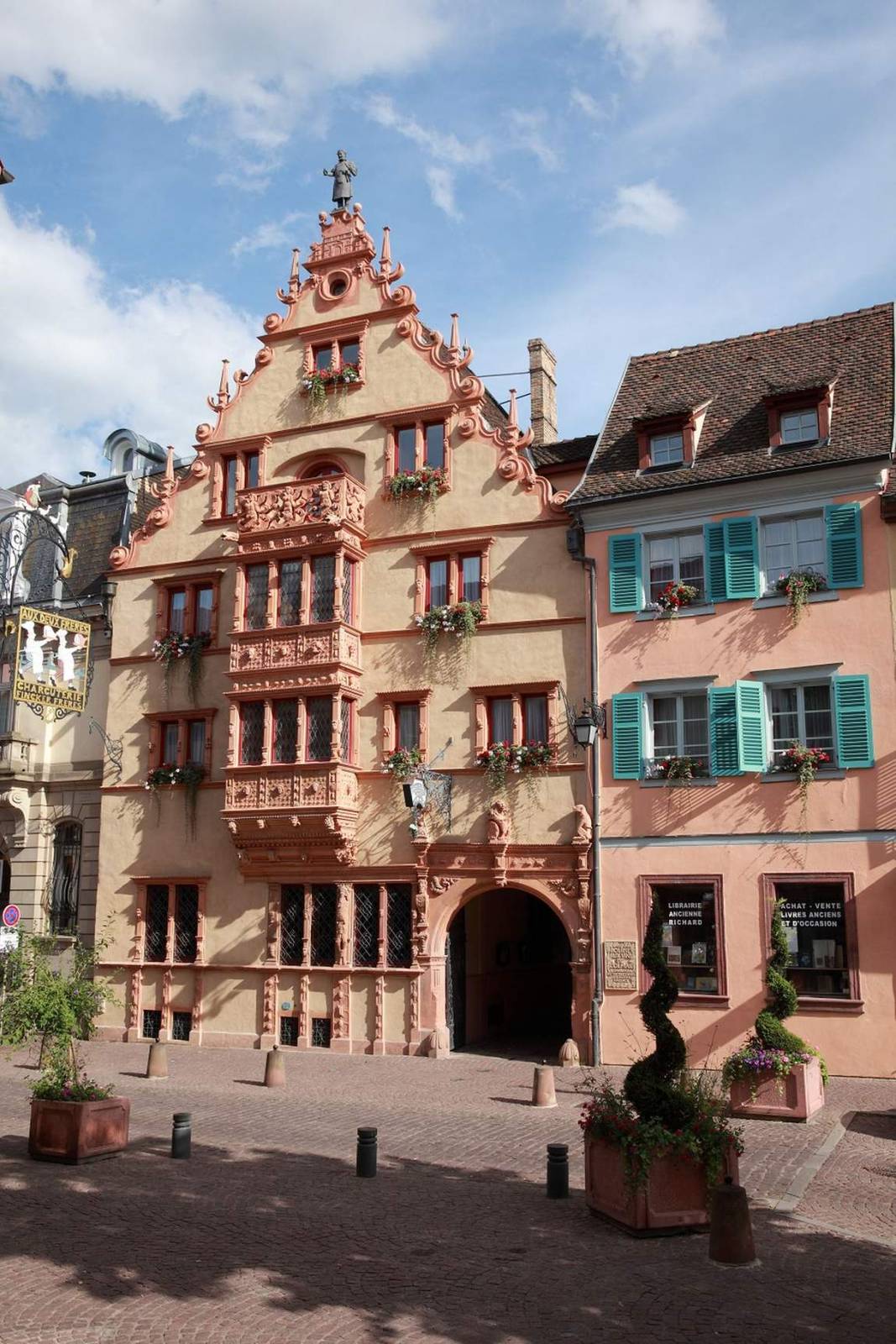 科爾馬老城街景與 La Maison des Têtes 立面