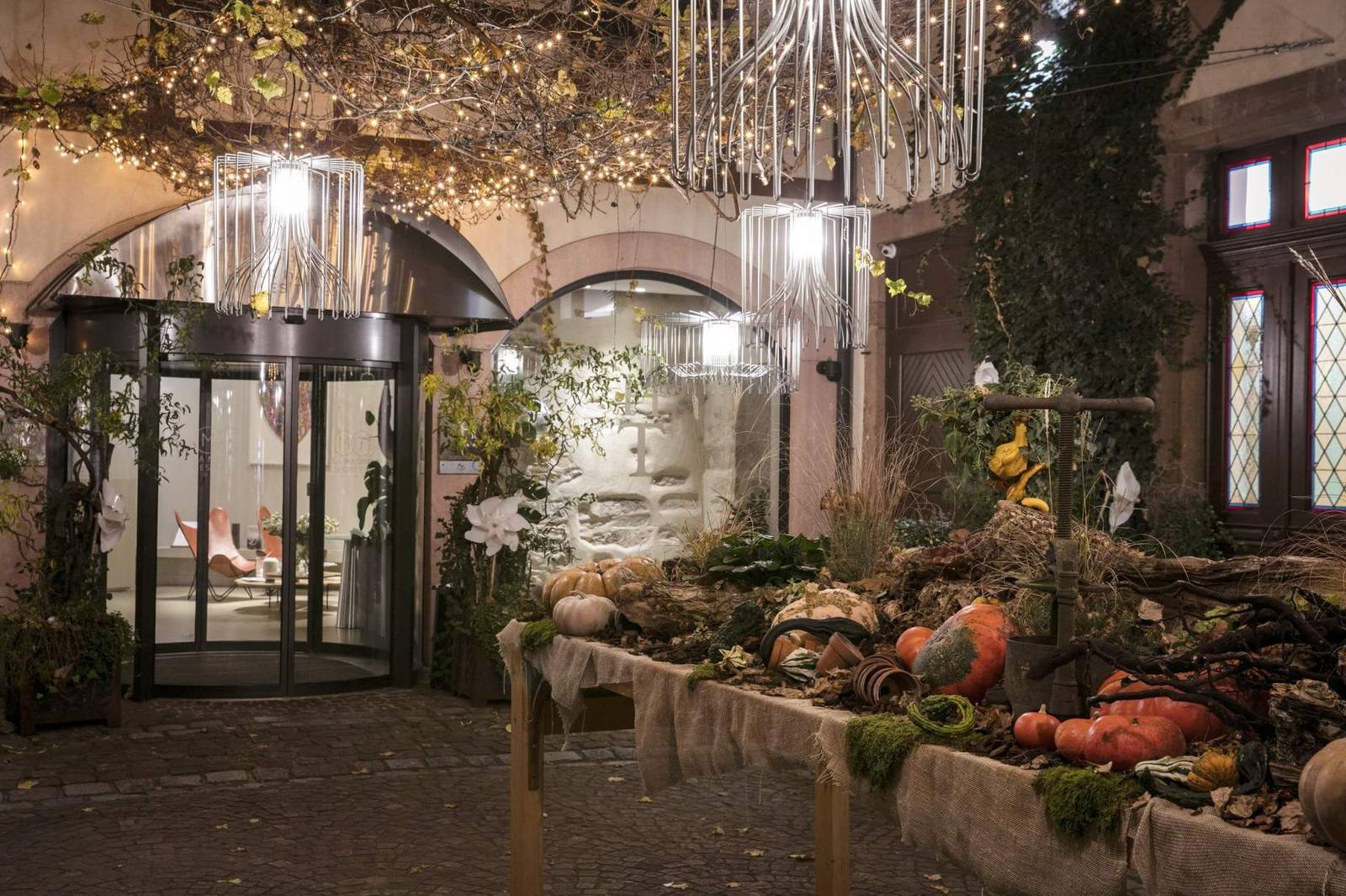 科爾馬 La Maison des Têtes 夜晚點燈的內院入口
