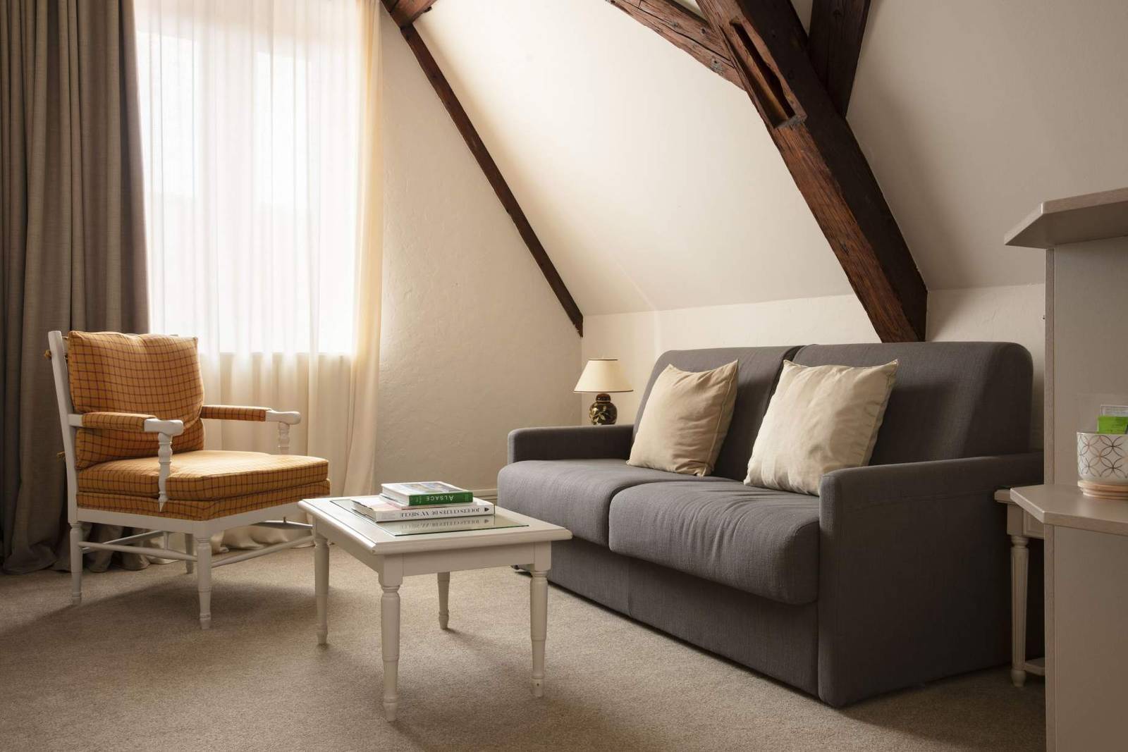 科爾馬 La Maison des Têtes Duplex 客房的木樑起居區
