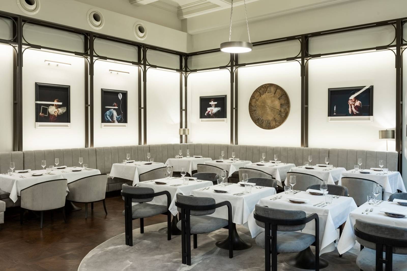 布加勒斯特 The Marmorosch Blank 餐廳的白桌巾座位與大時鐘