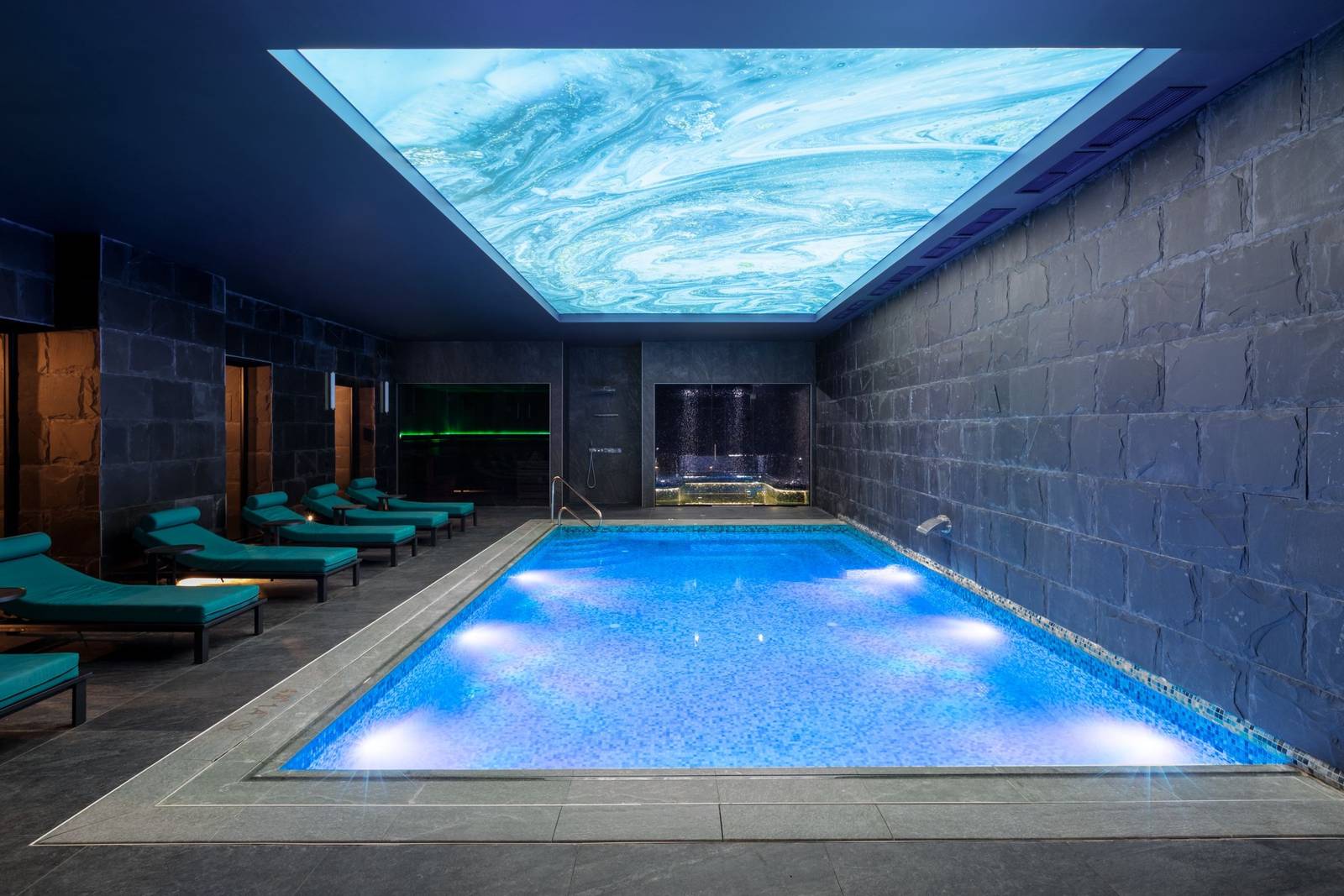 布加勒斯特 The Marmorosch Balance SPA 室內泳池與躺椅