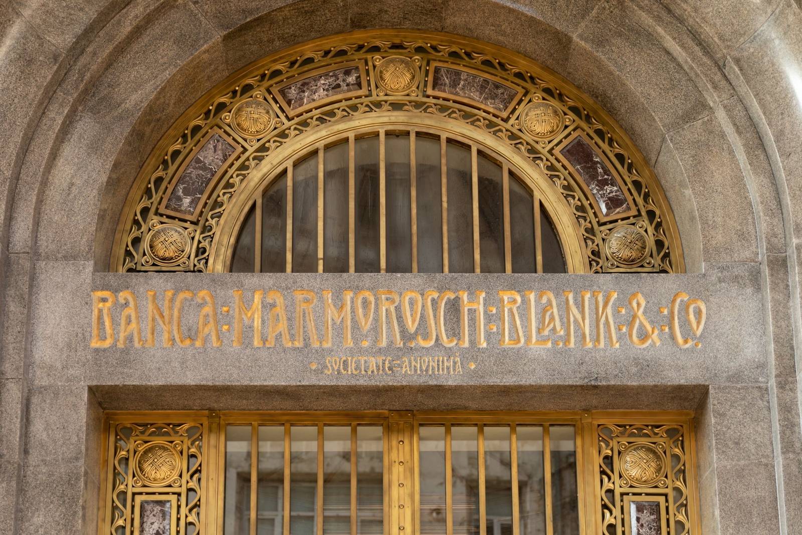 布加勒斯特 The Marmorosch 入口拱窗上方的 Banca Marmorosch Blank & Co 金色字樣