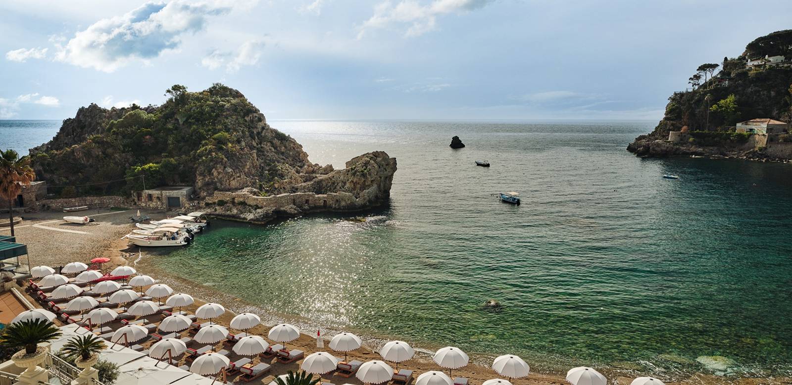 陶爾米納 Mazzarò Sea Palace前的 Mazzarò 海灣與海灘