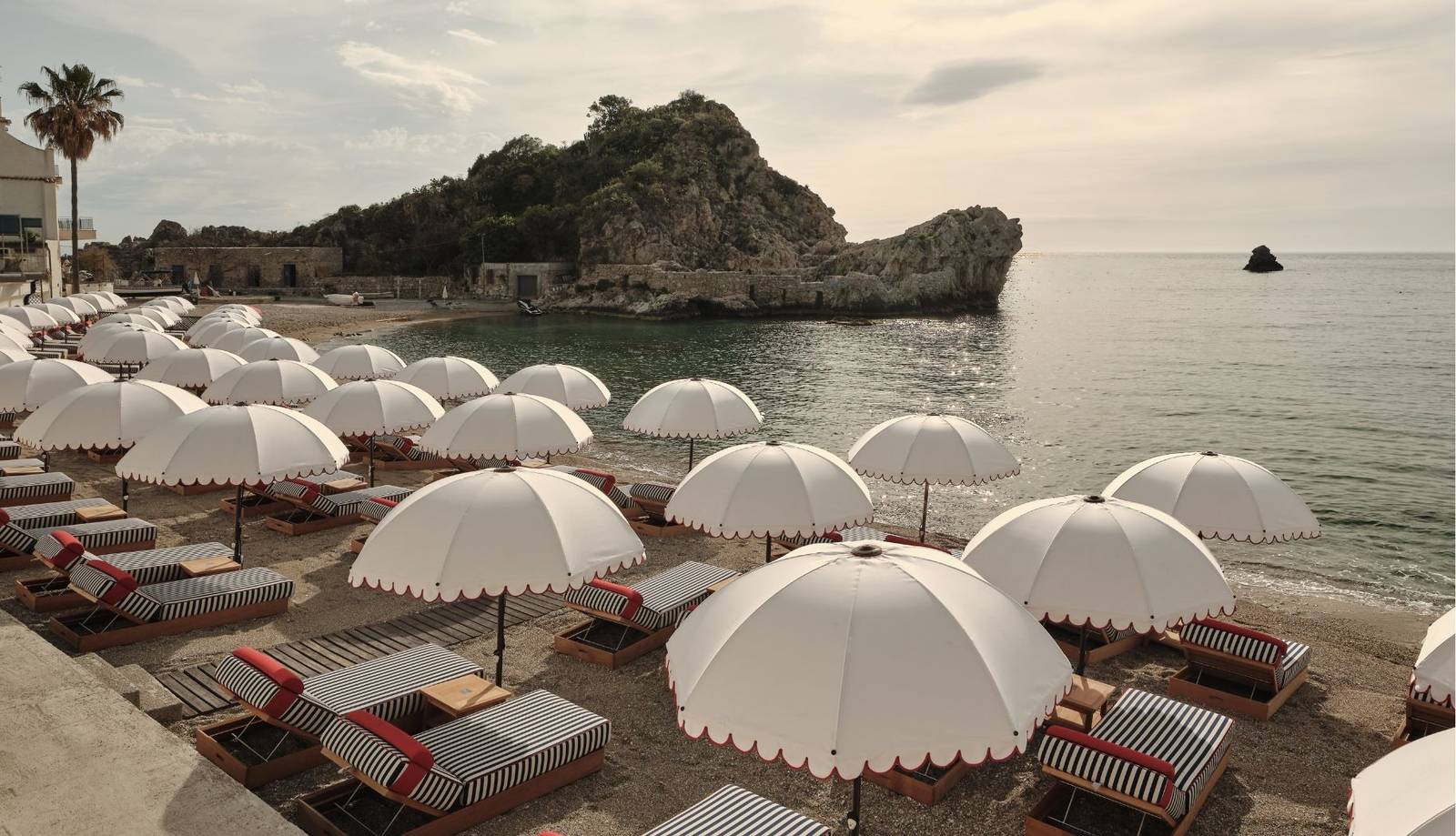 陶爾米納 Mazzarò Sea Palace海灘陽傘與躺椅