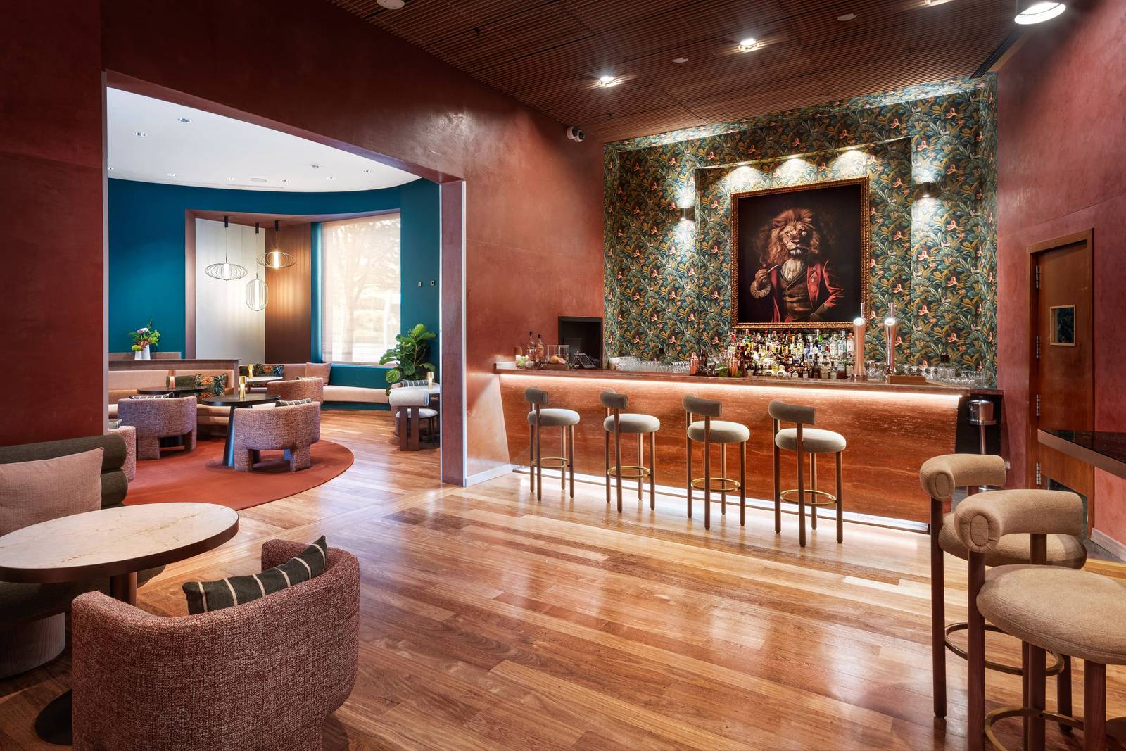 畢爾包 Meliá Bilbao 酒吧的發光吧台與高腳椅