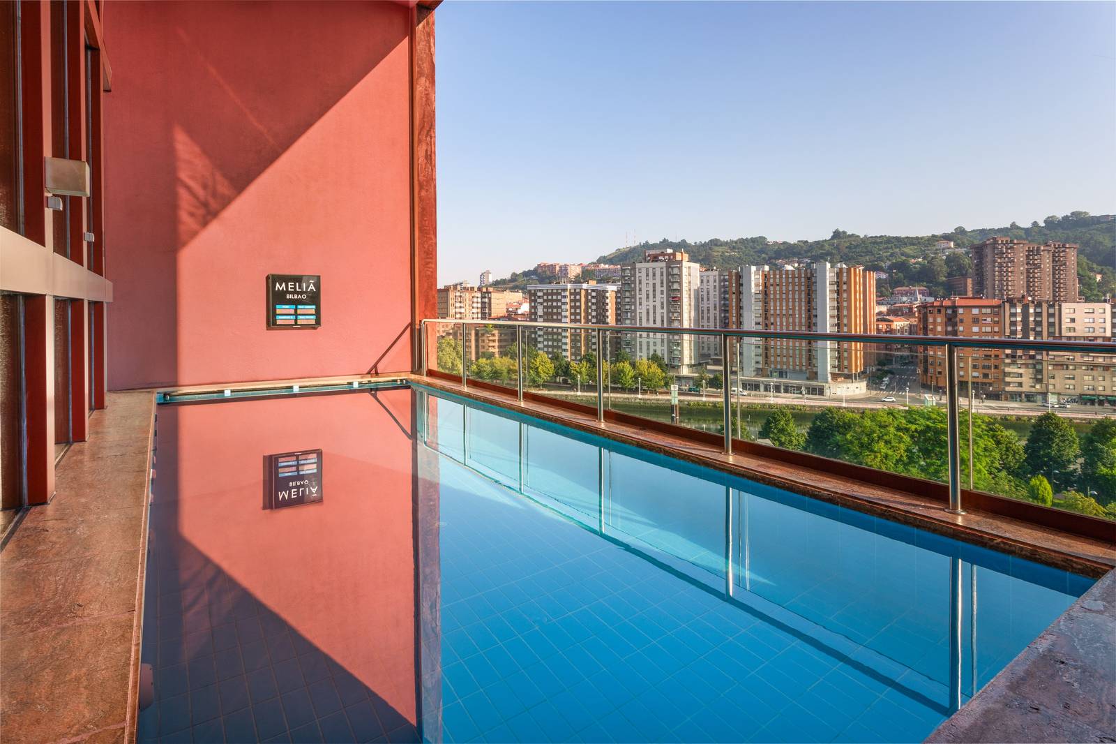 畢爾包 Meliá Bilbao 紅牆旁的泳池與城市山景