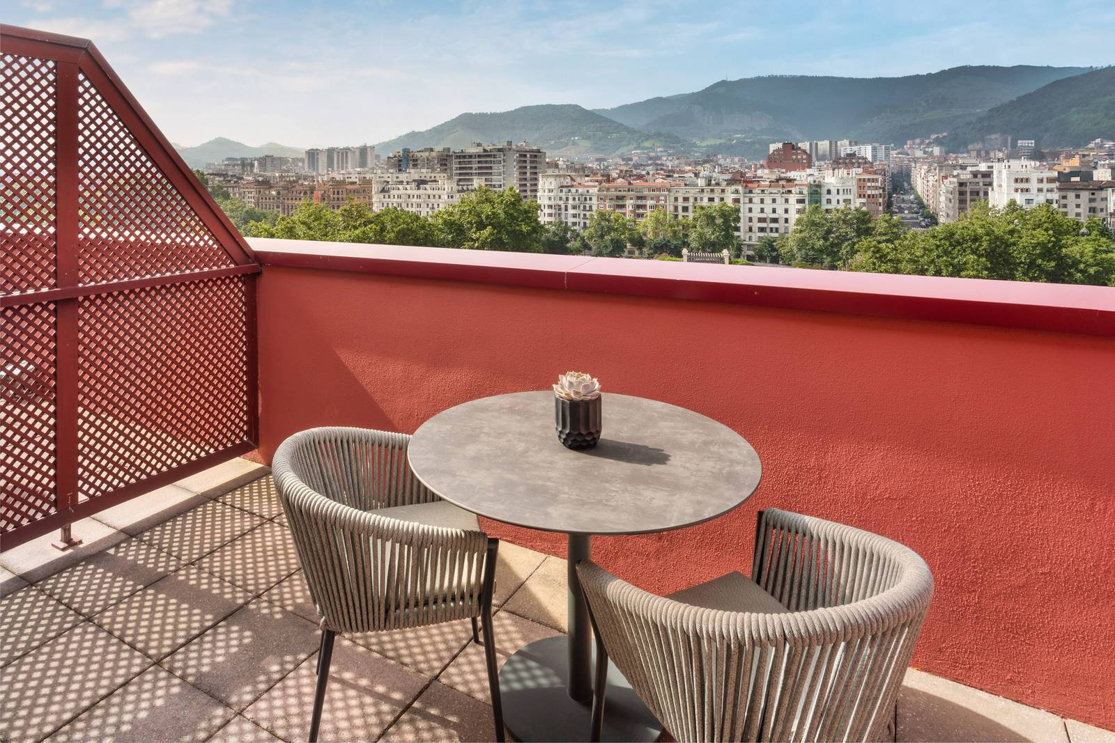 畢爾包 Meliá Bilbao 客房露台眺望城市與山景
