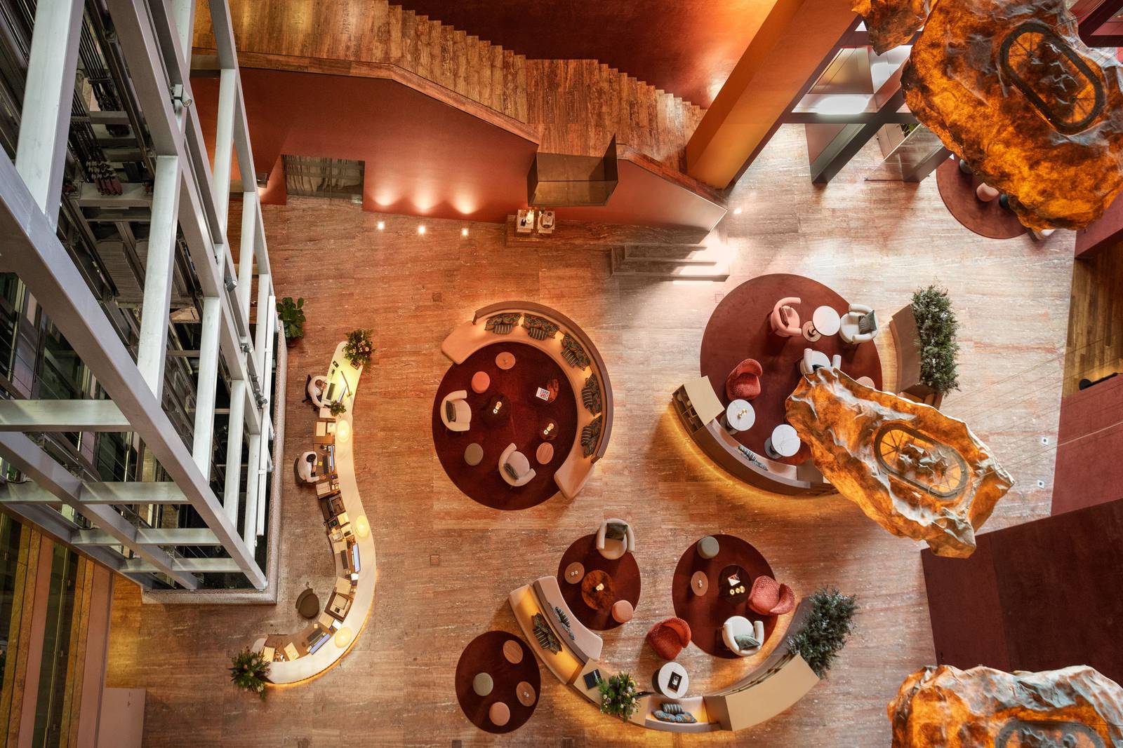畢爾包 Meliá Bilbao 從高處俯瞰中庭大廳的圓形沙發座
