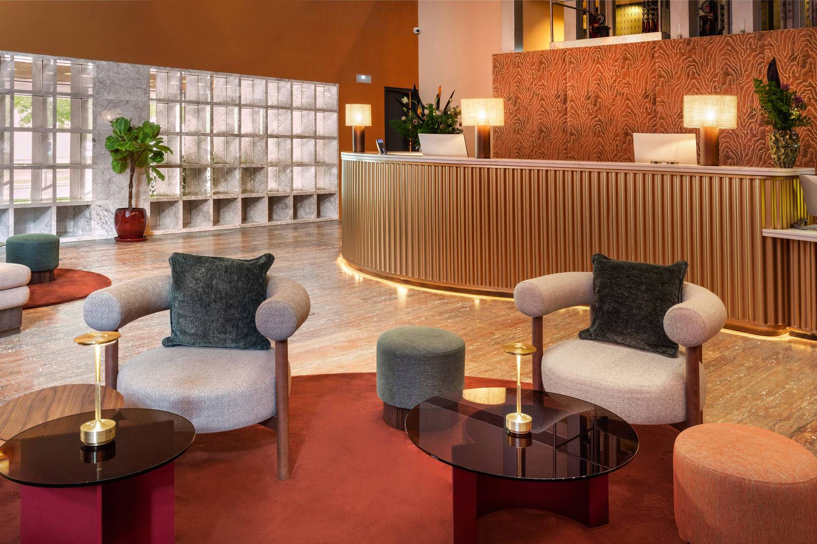 畢爾包 Meliá Bilbao 接待櫃台前的扶手椅與紅色地毯