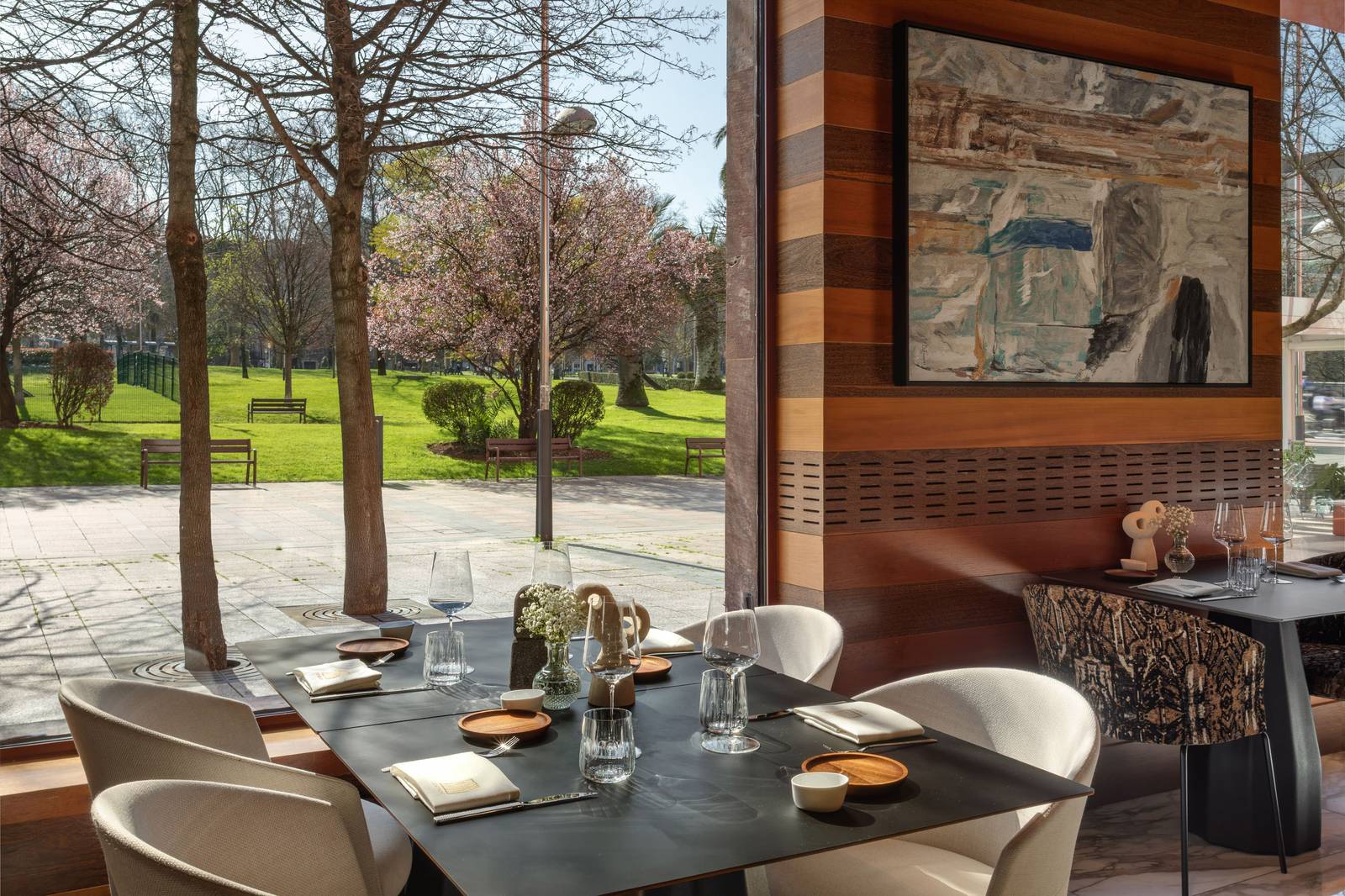 畢爾包 Meliá Bilbao 落地窗旁的餐桌與窗外公園