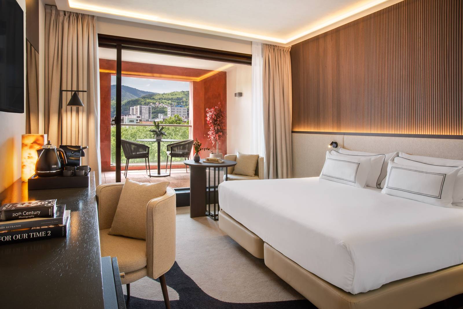 畢爾包 Meliá Bilbao 附露台的客房與山景