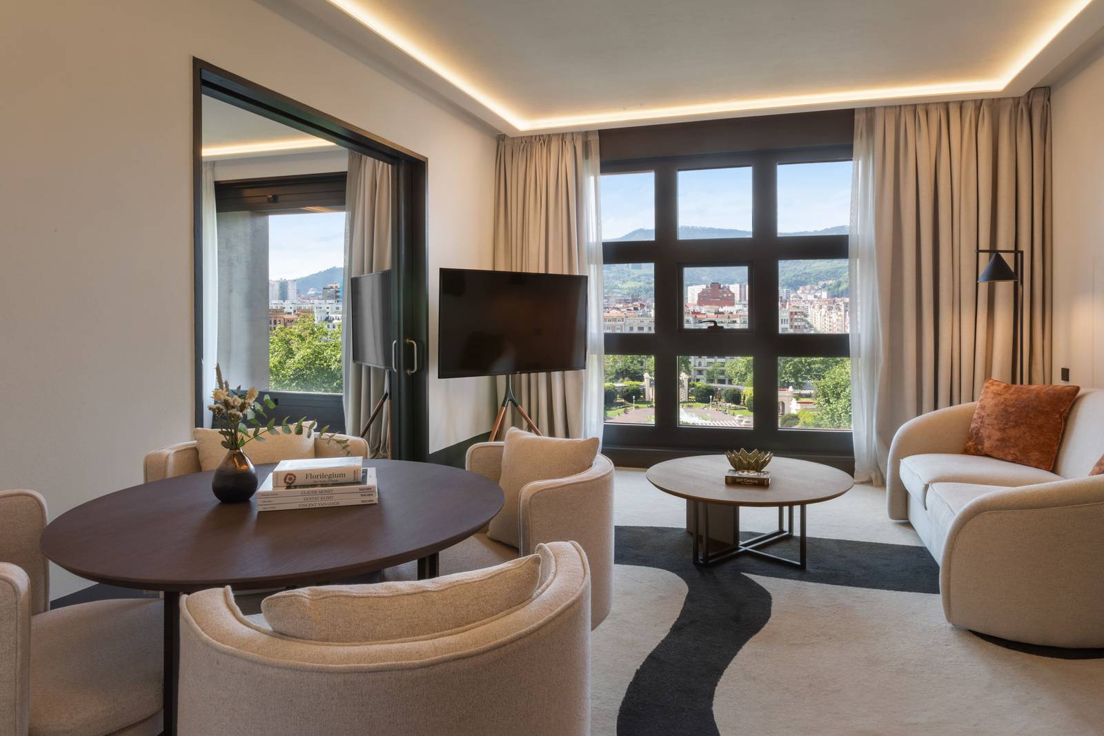 畢爾包 Meliá Bilbao 套房起居區的沙發與圓桌